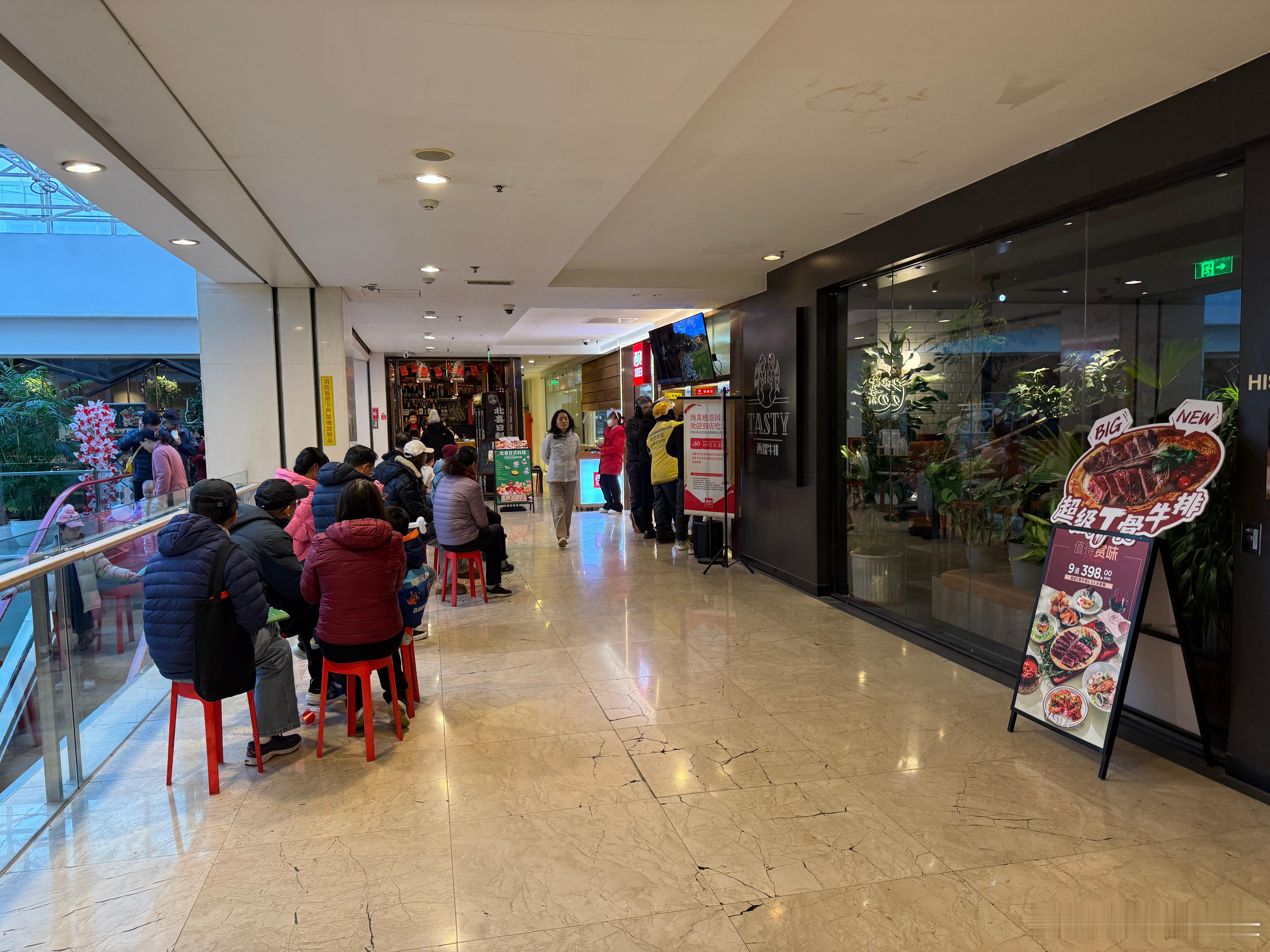 路过西贝，看到门口依旧排队。喧嚣过后，消费者还是理性选择。有人瞎折腾，才是该治理