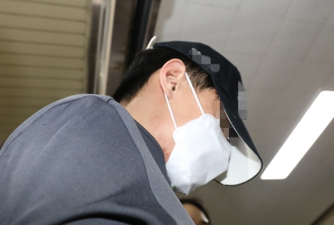 【韩国男子杀害亲姐后弃尸假扮“姐姐”4个月：刷卡、旅游、办葬礼，法院判刑30年】
