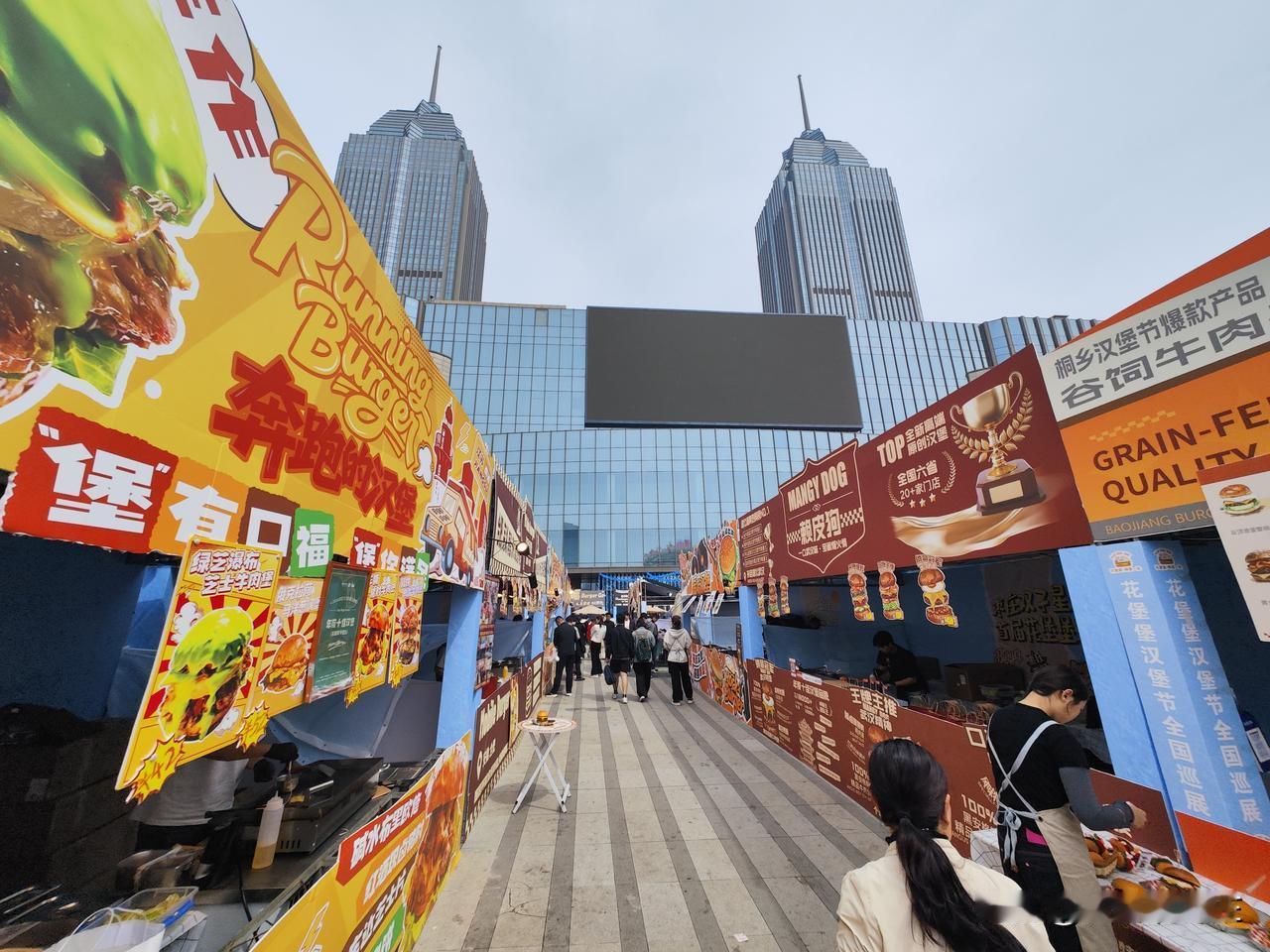 【枣庄这里办汉堡节啦】枣庄双子星恒太城首届花堡堡汉堡节来了，第一次见汉堡节，就是