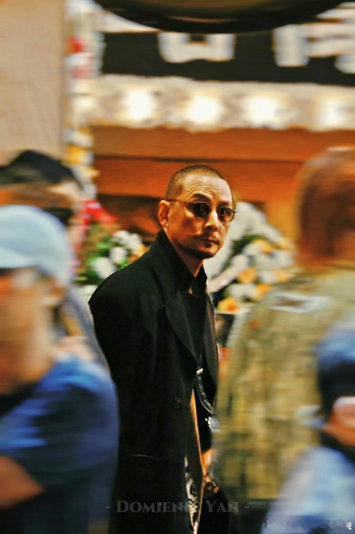 谁懂吴彦祖抬起手腕那一下吴彦祖抬起手腕这个镜头反复回看，利落手臂线条搭配从容神态