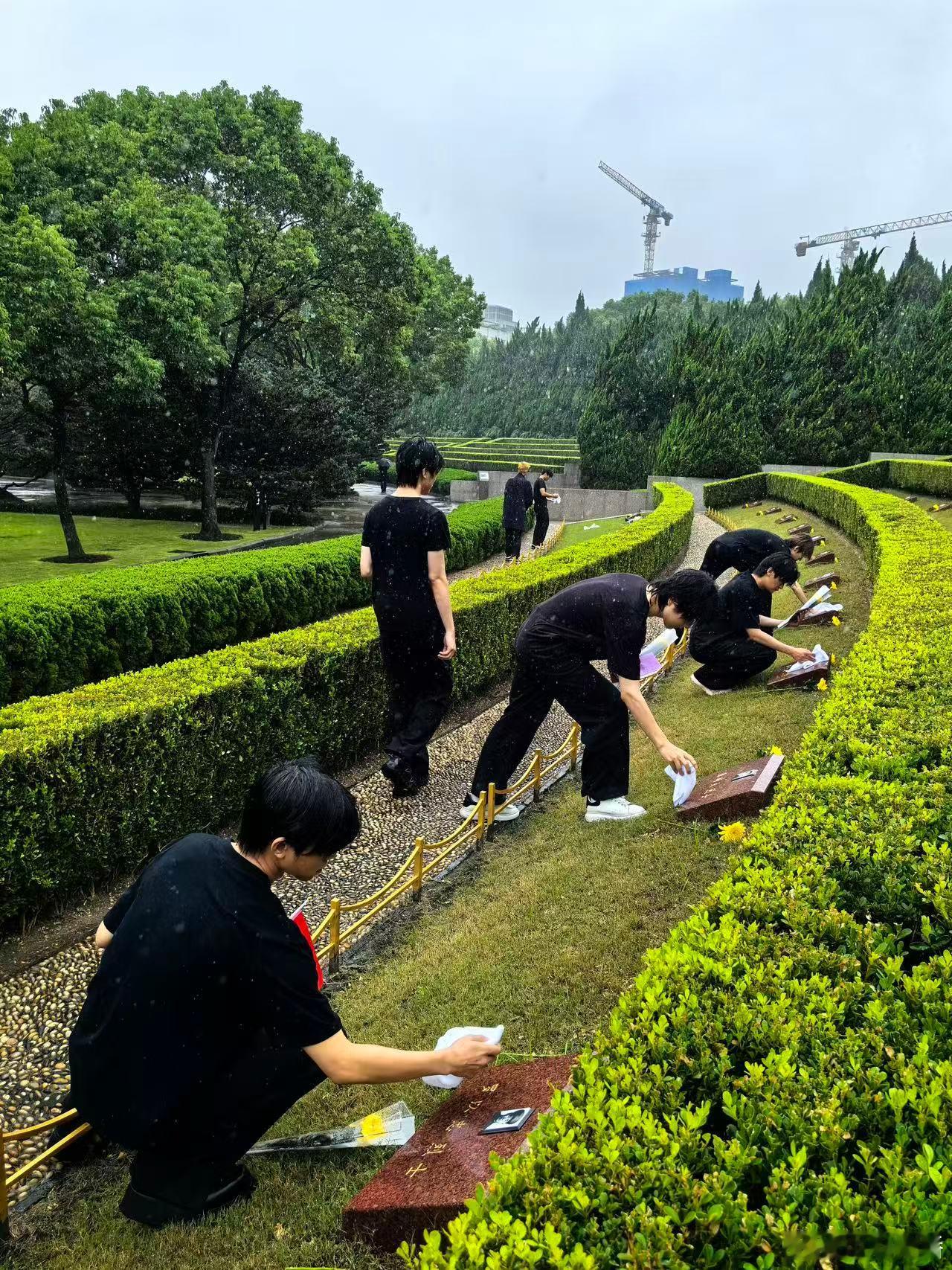 练习生国庆冒雨祭扫烈士陵园练习生冒雨祭扫烈士陵园 山河无恙，英魂永存。国庆时节，
