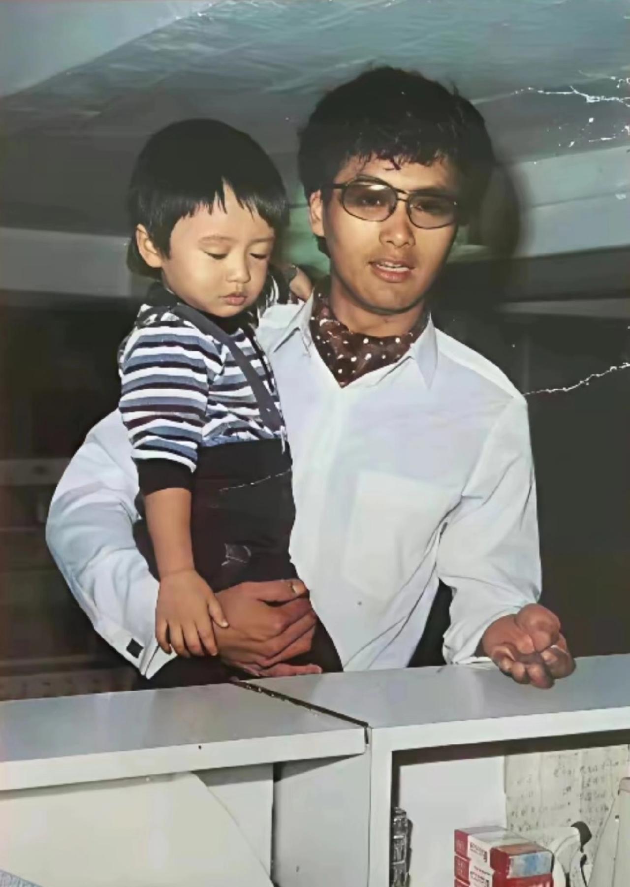 1983年，28岁的周润发正处颜值巅峰，卷发墨镜、白衬衫配丝巾，港风氛围感拉满。