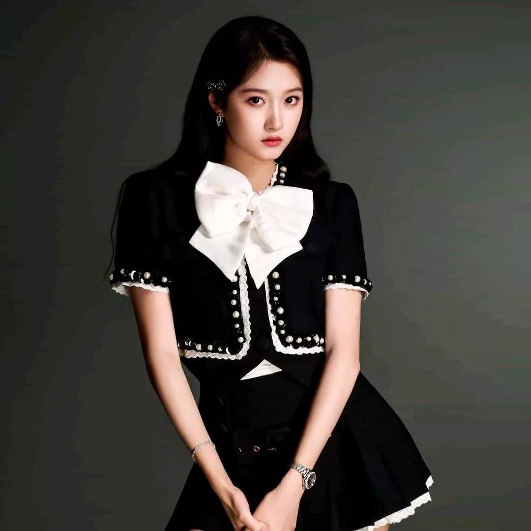 玉女妆成，花间笑语。