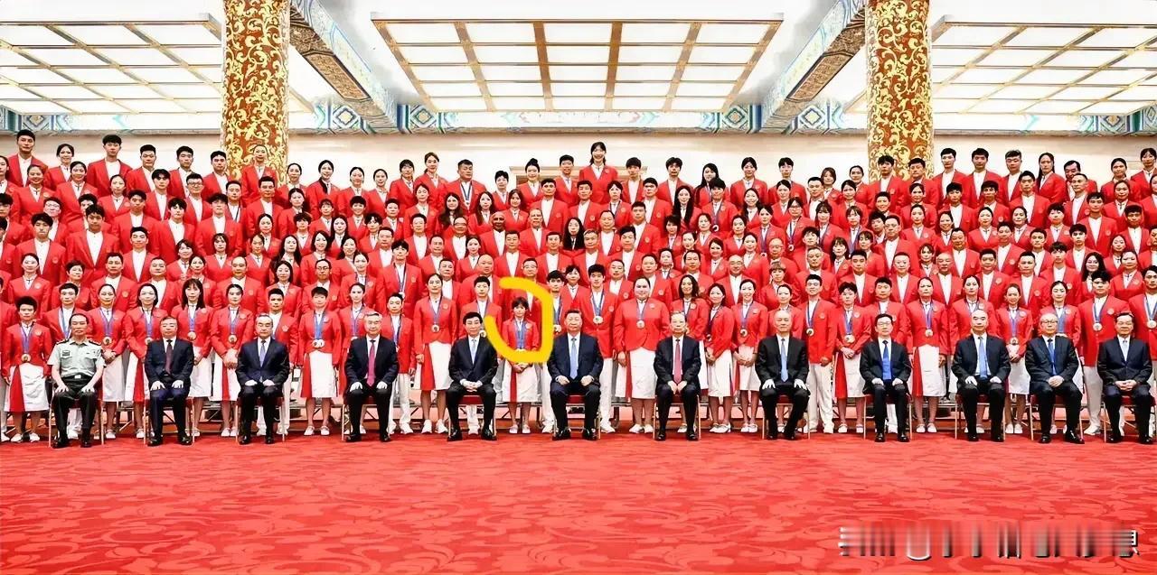 仅仅一个晚上，第33届夏季奥运会中国代表队总结大会后，全红婵这三张照片被网友们疯