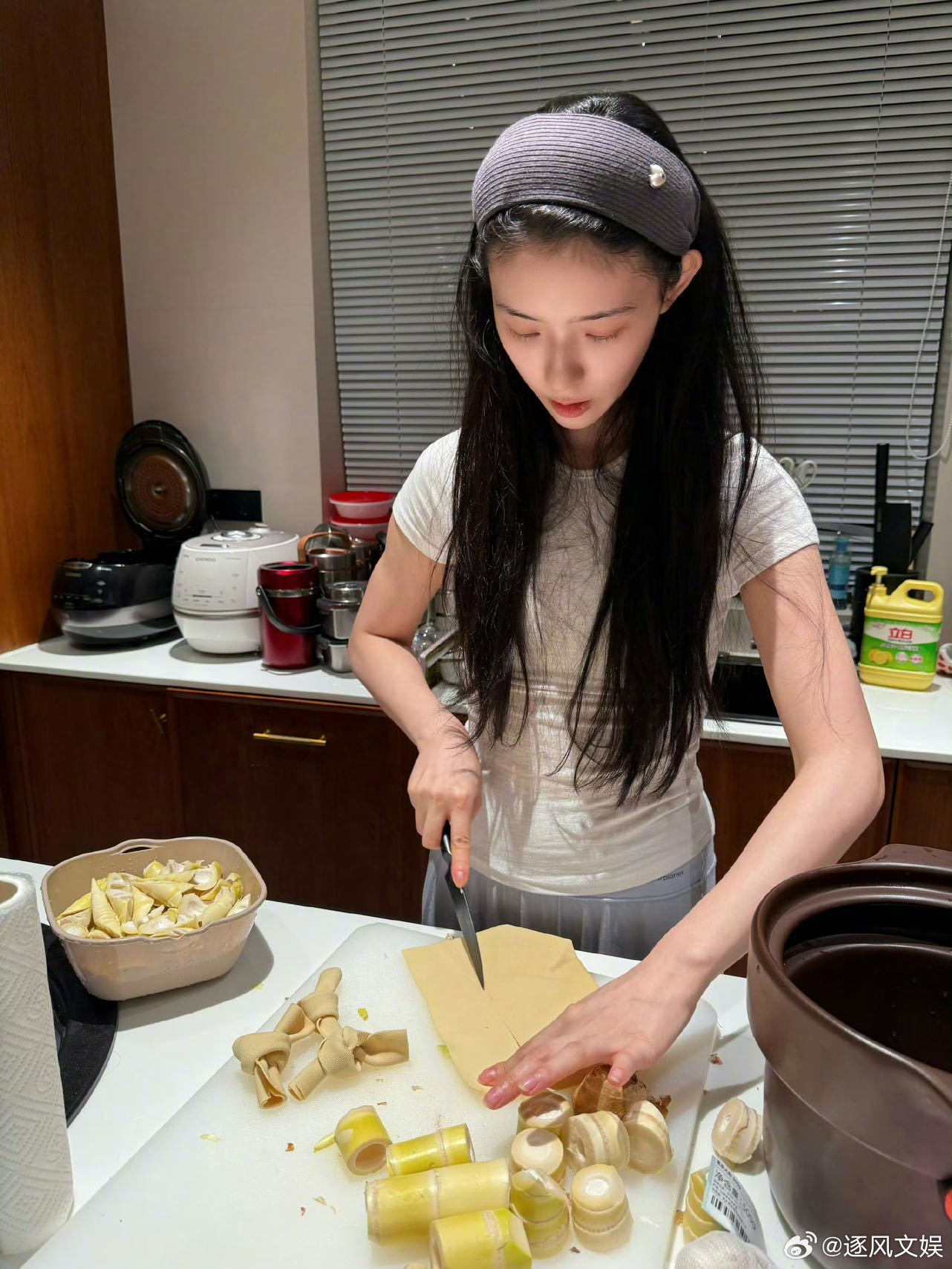 林允穿新疆民族服饰林允宇闪民族服饰上班 比起精致华丽的礼服，贴合场景的民族穿搭更