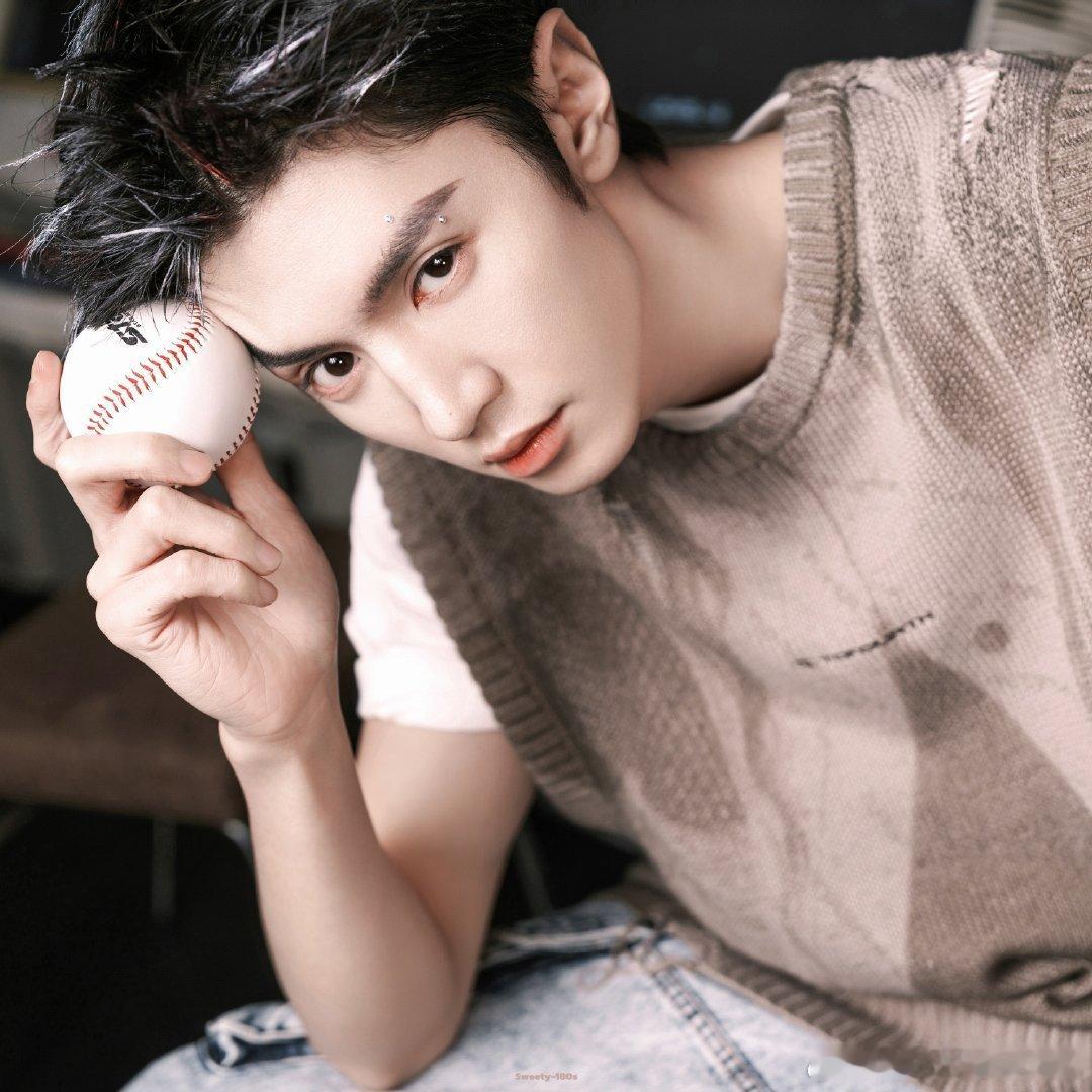 陈哲远[超话] 祝陈哲远生日快乐！从鲜活角色到真实模样都超圈粉，新岁愿你继续在热