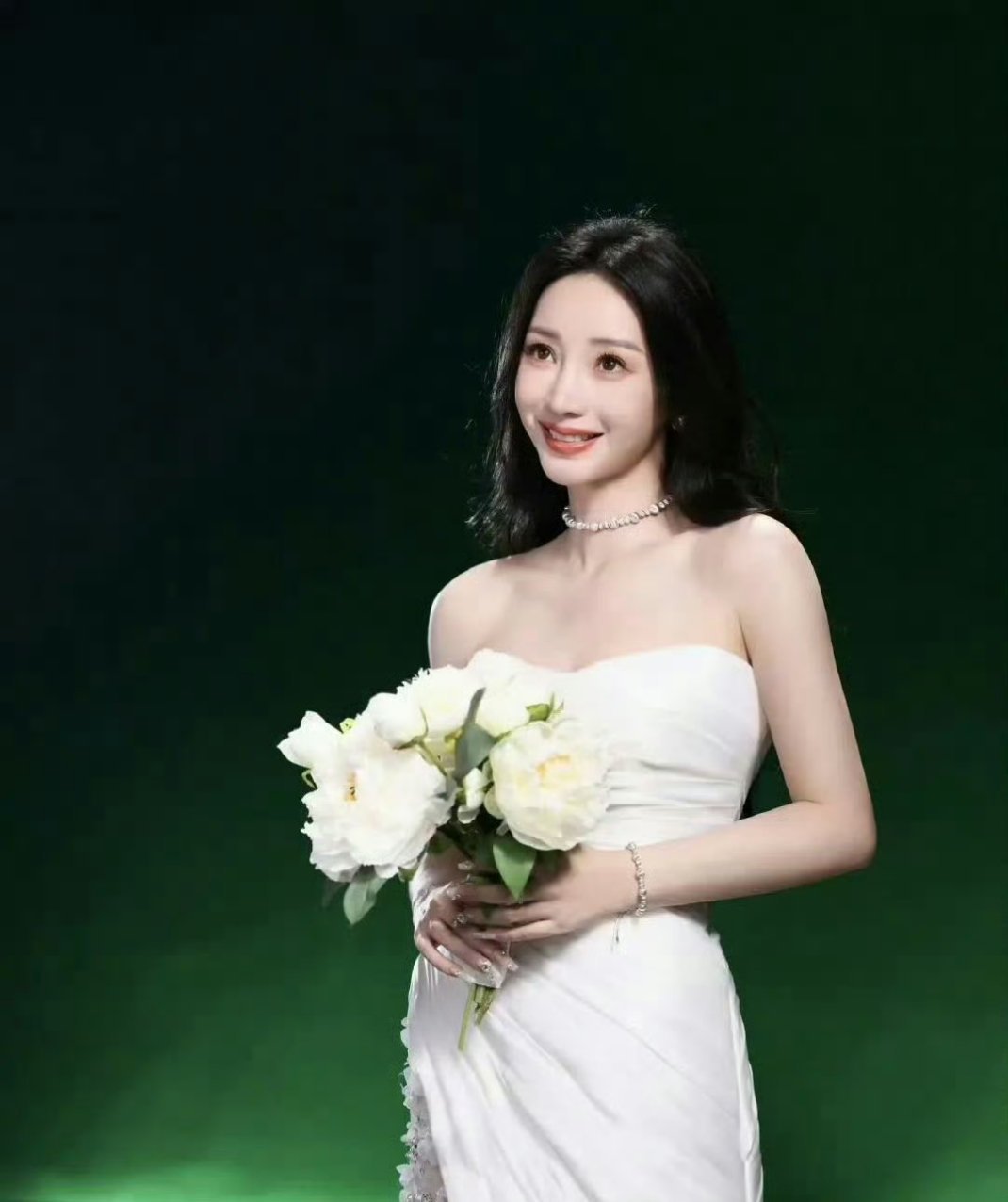 柳岩停更时间线柳岩真的女人味儿十足，自带浑然天成的妩媚与温柔，风情恰到好处，明艳
