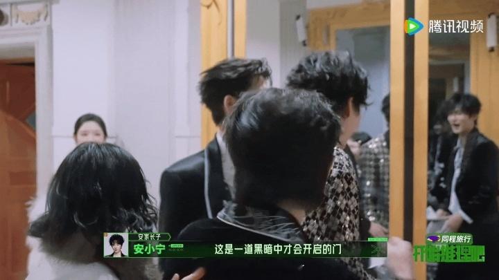 张凌赫主动保护王玉雯王玉雯不主动和男嘉宾肢体接触开始推理吧 开始推理吧黑暗场景氛