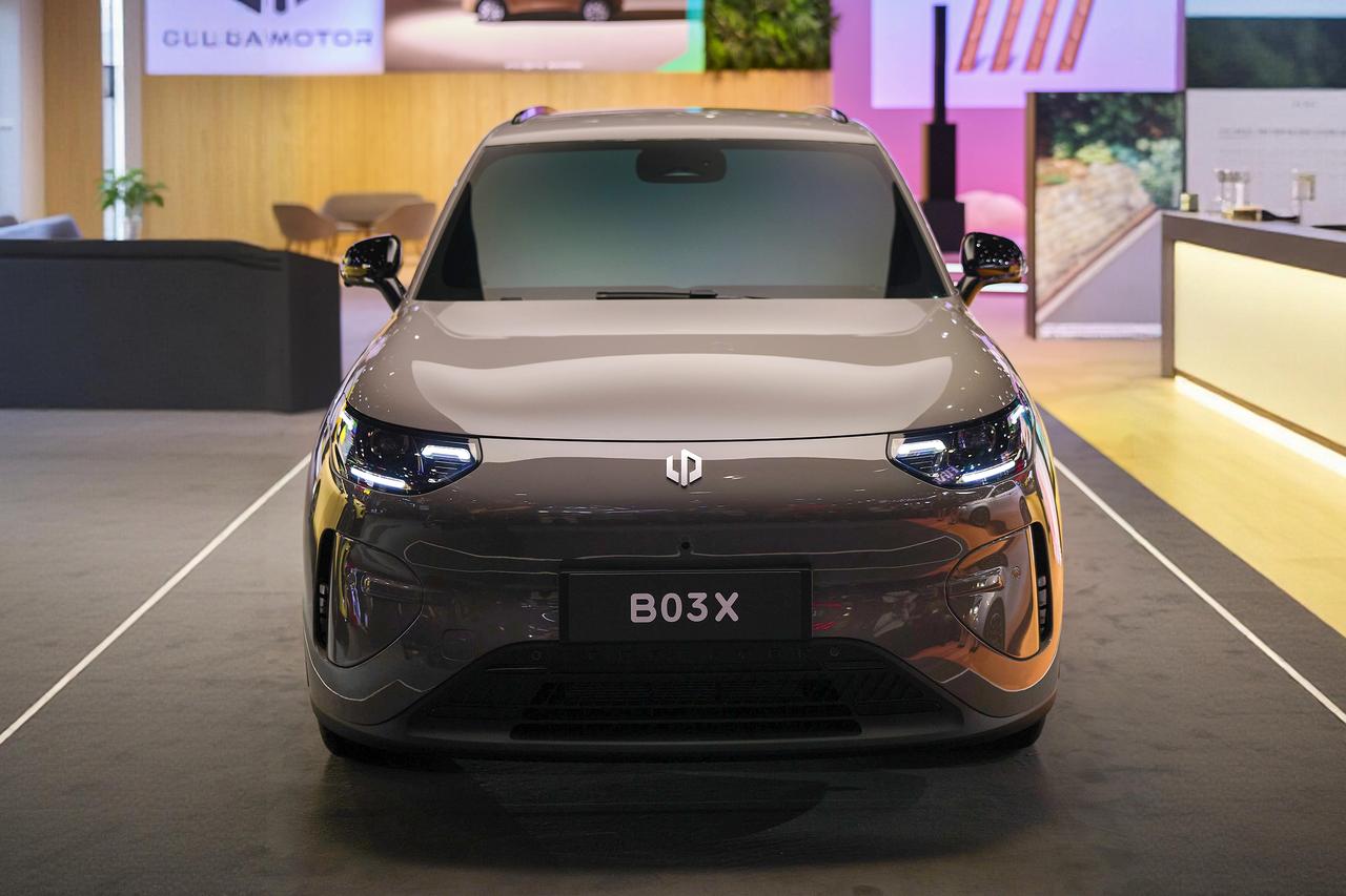 零跑 A10亮相2026布鲁塞尔车展，在海外市场命名为零跑B03X。零跑 零跑A