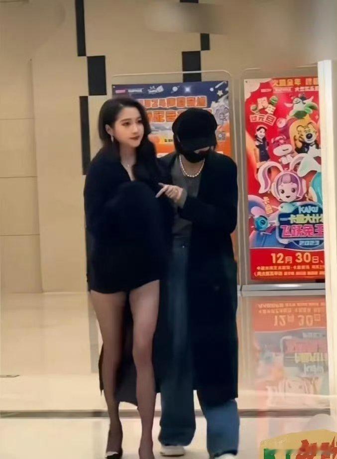 裤子穿短也不觉得关晓彤擦边，她形象阳光正面。 