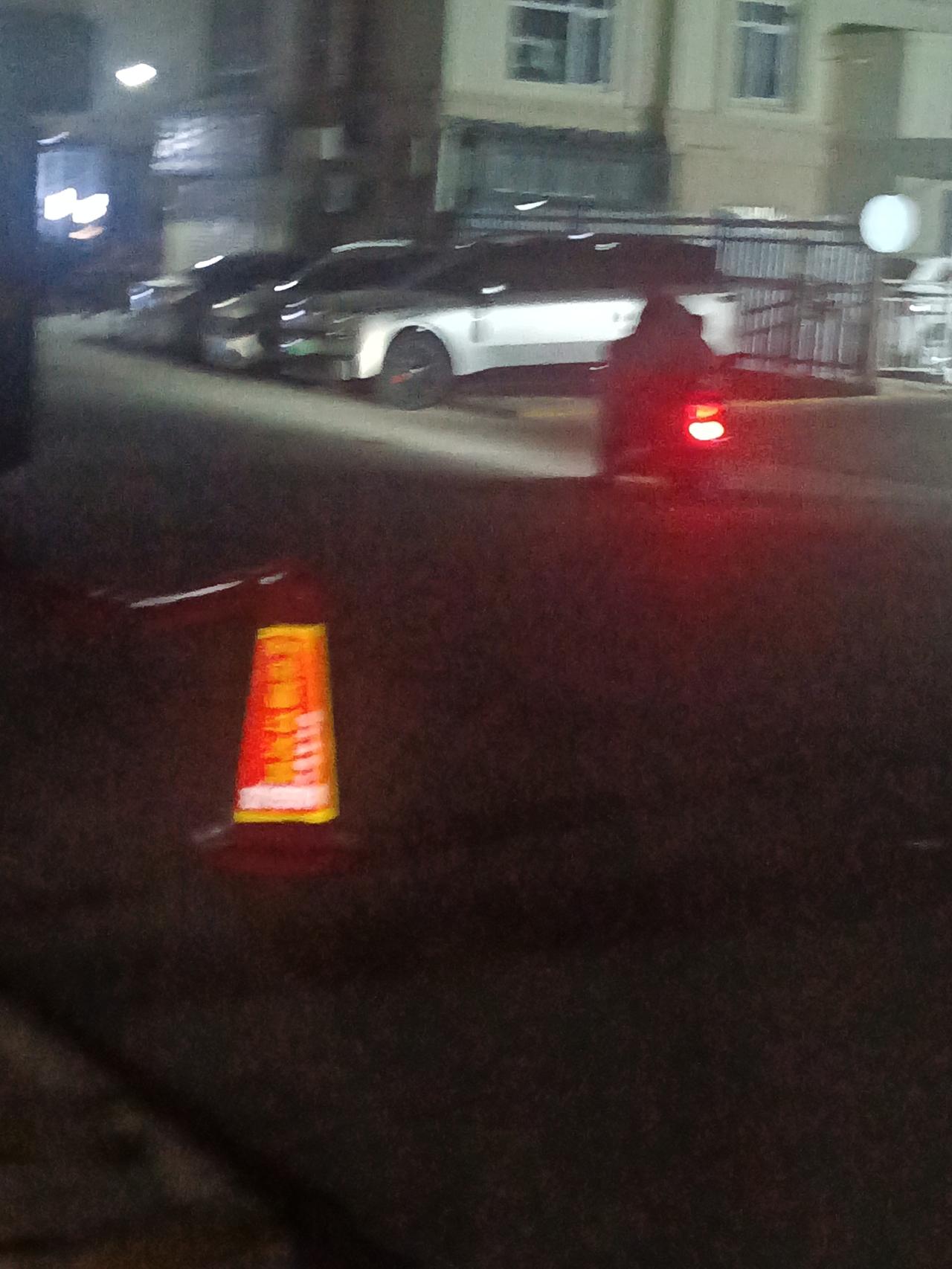 正在我诧异间，电车在不远处停下了，一阵女子的作呕之声传来：嚯，难道这女的也喝了，