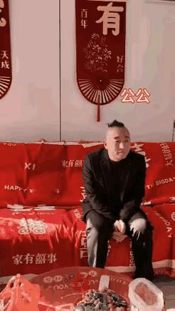 这儿媳妇略施小计就获得了公公的双倍压岁钱！相比之下儿子却两手空空。