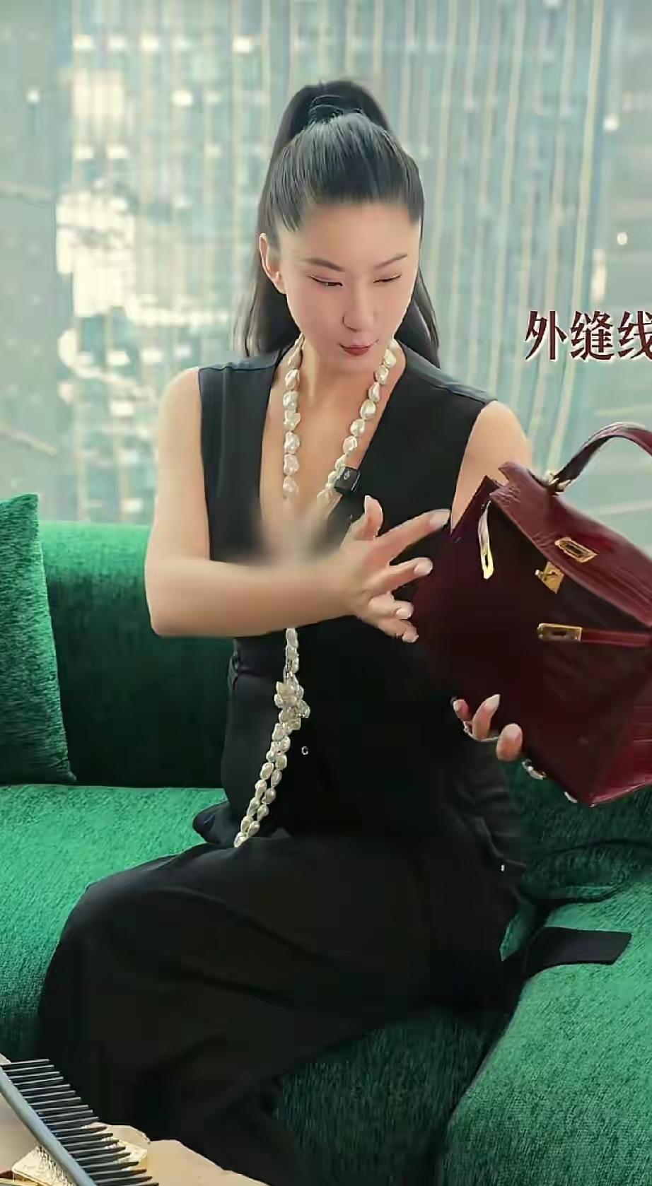 身材丰腴的女生上镜很吃亏，
现实生活中看着刚刚好，
一入镜头就显得壮，
Coco