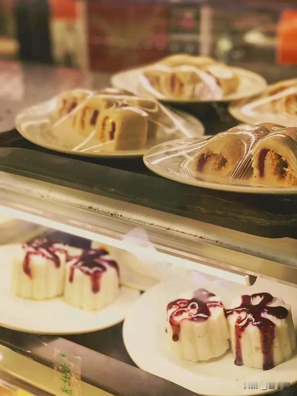 晨起翻头条，没被喧嚣的热搜裹挟，反倒在几条细碎的内容里，撞见了人间最妥帖的清欢。