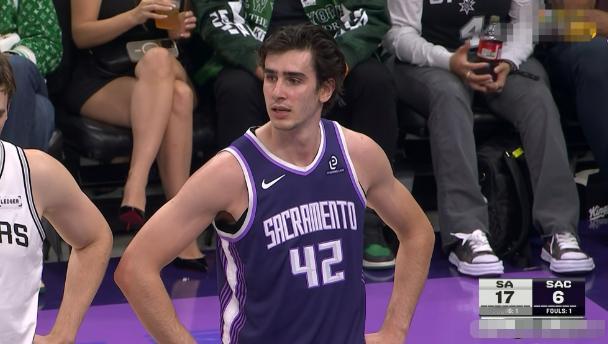 国王新秀雷诺真是杀红眼了！虽然今天国王在主场以104：132惨败于马刺，但是小将