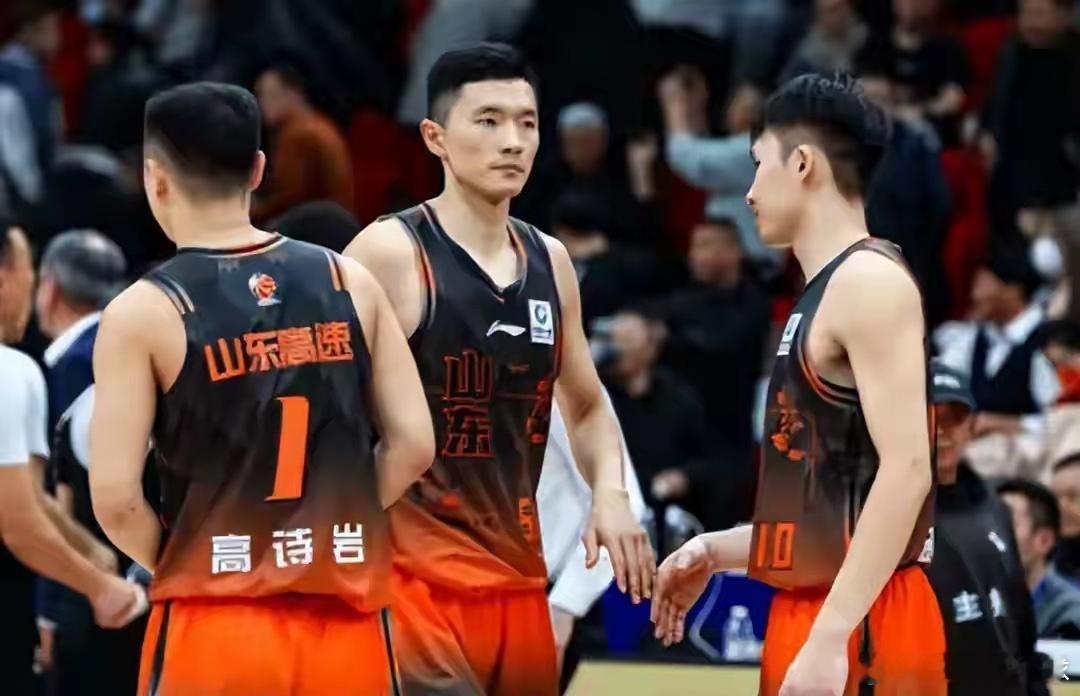 山东92-95惜败深圳！关键球离谱失误揪出最大毒瘤，CBA罕见闹剧CBA常规赛上