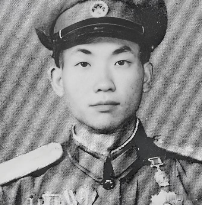 1952年上甘岭597.9高地上，一个21岁的四川农家小伙，平生第一次端起枪上战