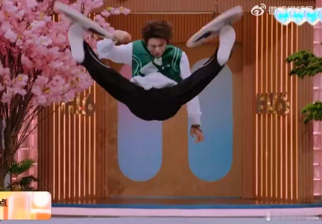 谁被丁禹兮帅到了！下期hi6游戏中踢飞锅，身体柔韧度拉满，又燃又有实力，正片必须