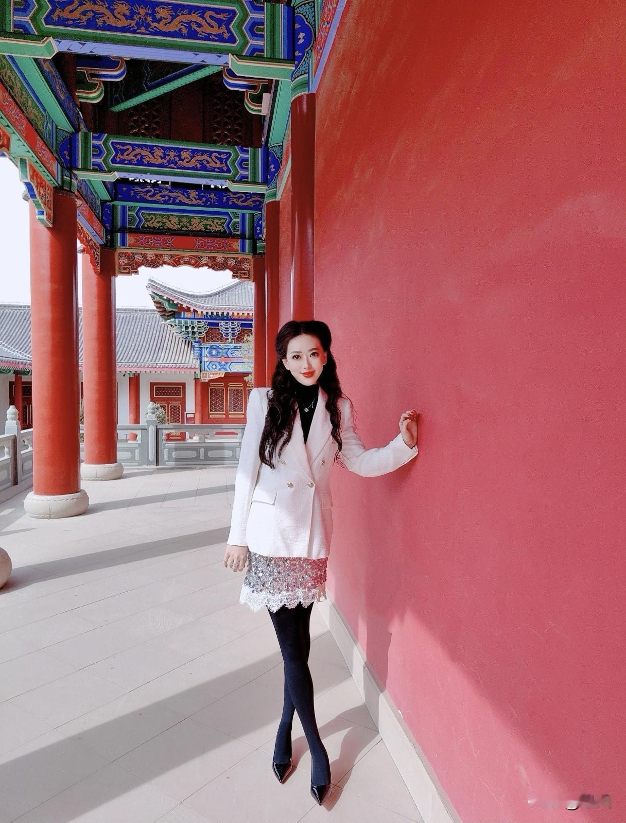 记录我的2026优雅红墙前，白衣黑裙，复古风韵，尽显时尚魅力。