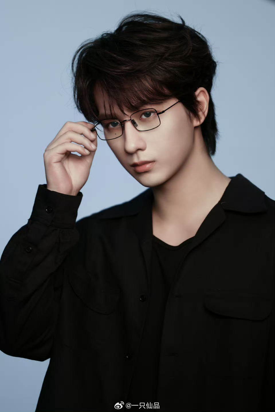 李宏毅最新营业，跟黑色适配度满分💯李宏毅的颜值超权威的，360度无死角的权威 