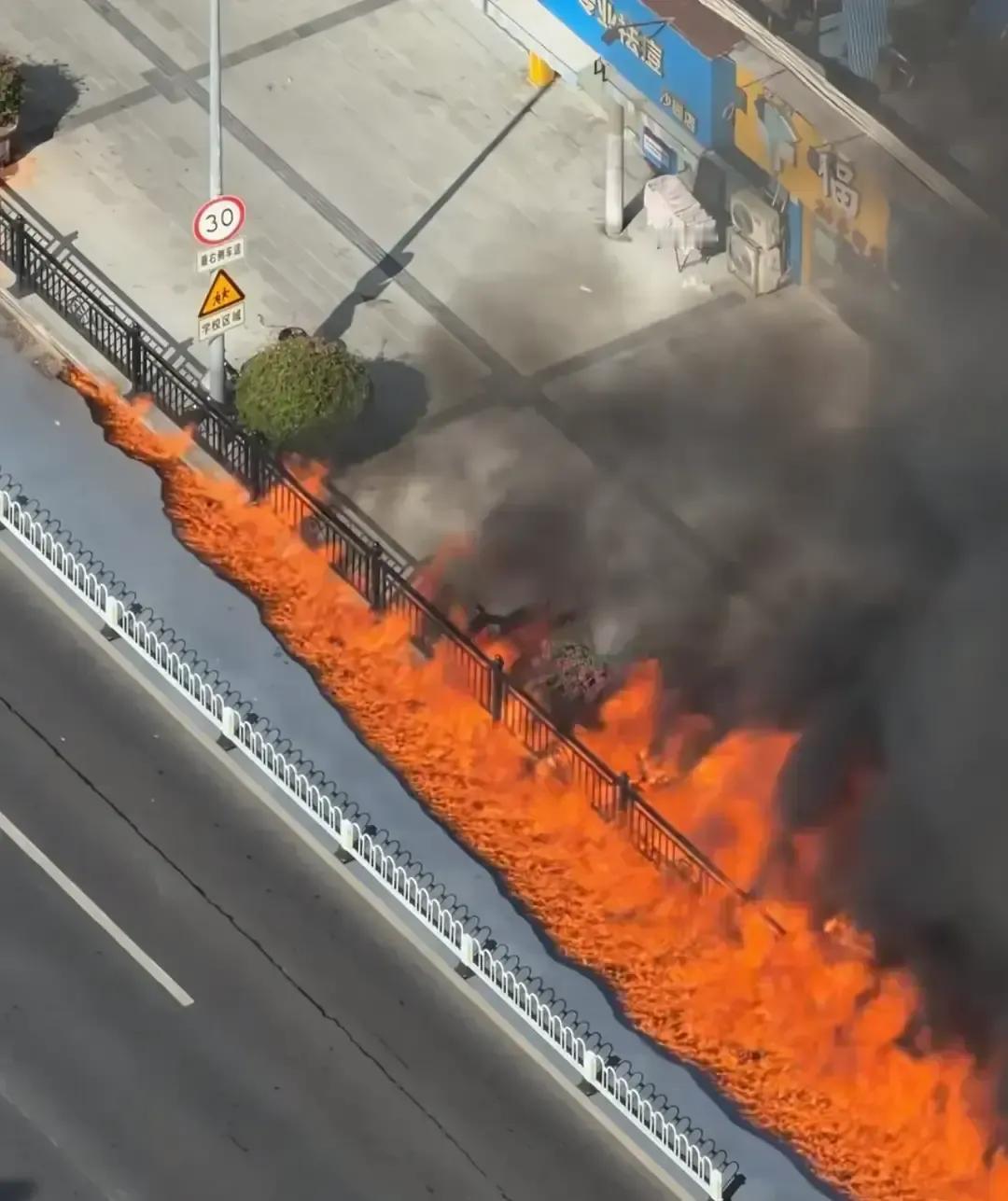 广州沙园老旧小区门口那排电动车半夜突然起火，三十多辆车瞬间烧成铁架子，现场视频里