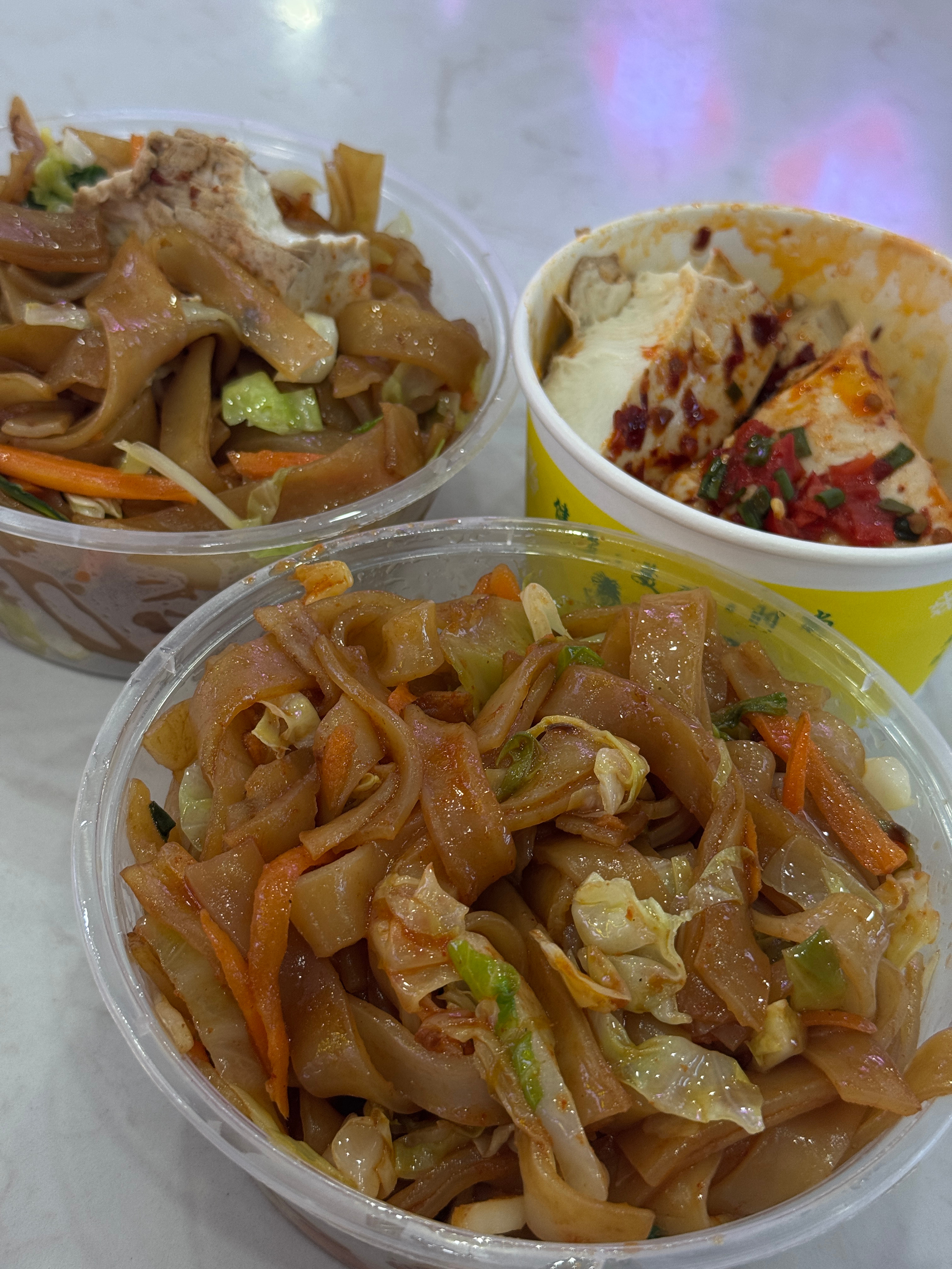 酒店说，你们到了太晚了，记得山下吃完了再上来[淡淡的][淡淡的]这服务区啥也没，