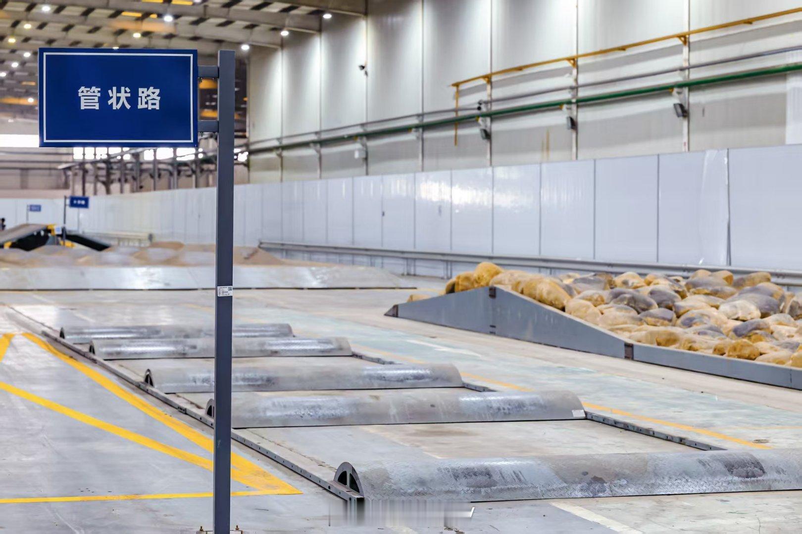 把山搬进厂里是疯了还是清醒把山搬进厂里，是嫌油费便宜还是钢板不要钱？都不是。只是