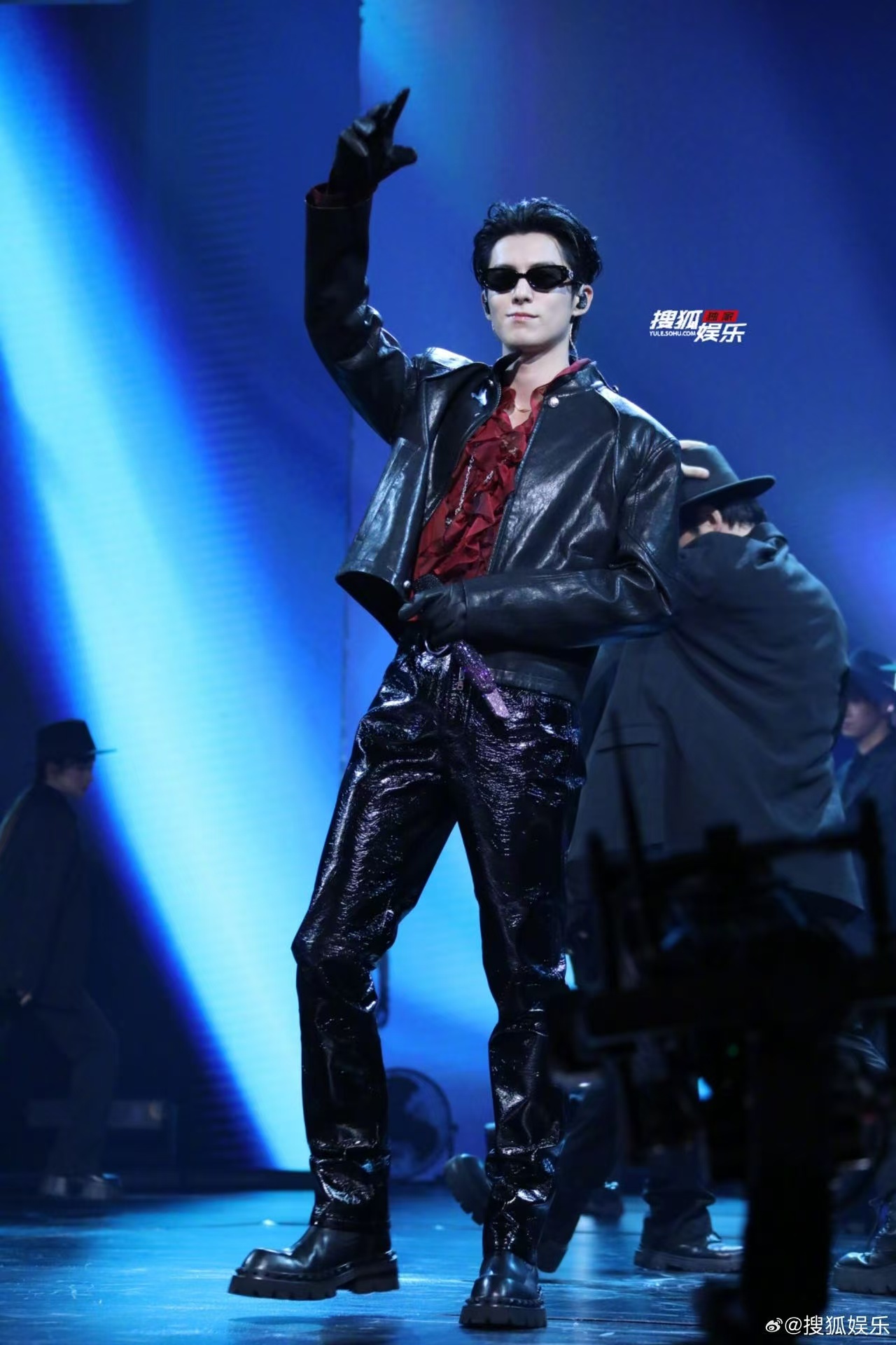 王鹤棣pretty首秀 从酷飒《Pretty》到温柔《Tell Me》，王鹤棣一