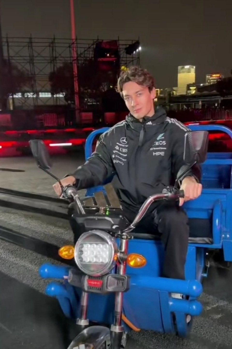 拉塞尔开三蹦子接苏翊鸣真的笑不活了，开惯F1赛车的拉塞尔，直接开三蹦子来接苏翊鸣