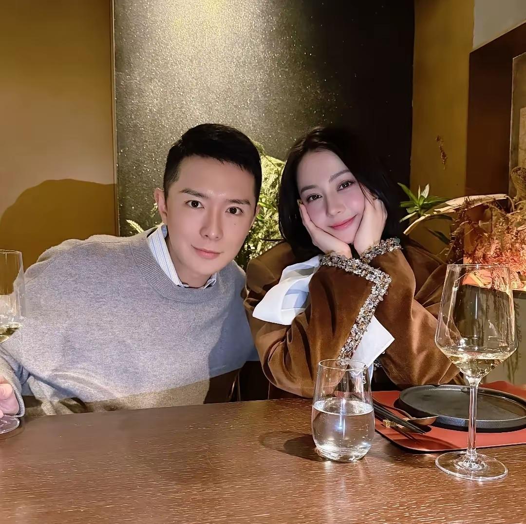 迪丽热巴身边的男人，不简单！迪丽热巴被困迪拜时，他就第一个站出来为她发声。言语间