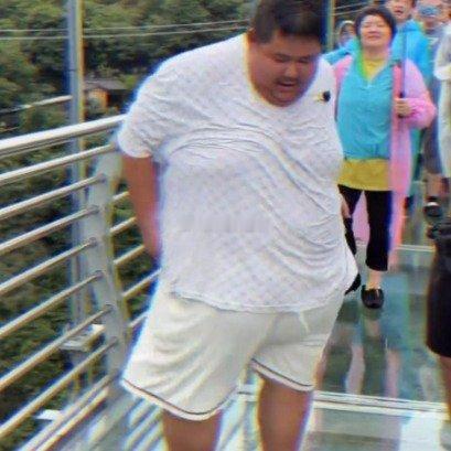 343斤网红玻璃桥跳舞被催促赶紧走真的无法理解这位吃播网红！前几天徒步峨眉山直接
