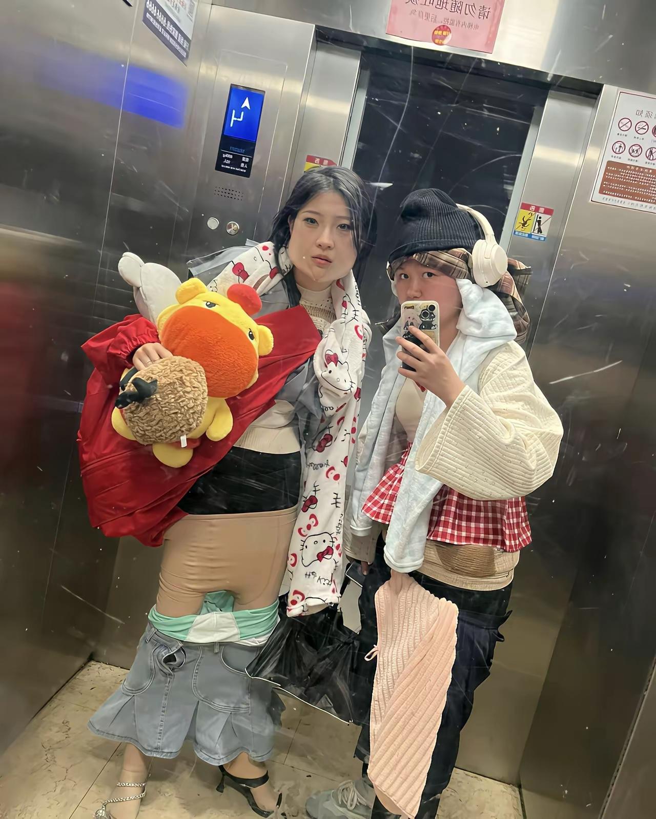 用一句话来形容她俩的穿搭，你会怎么说？