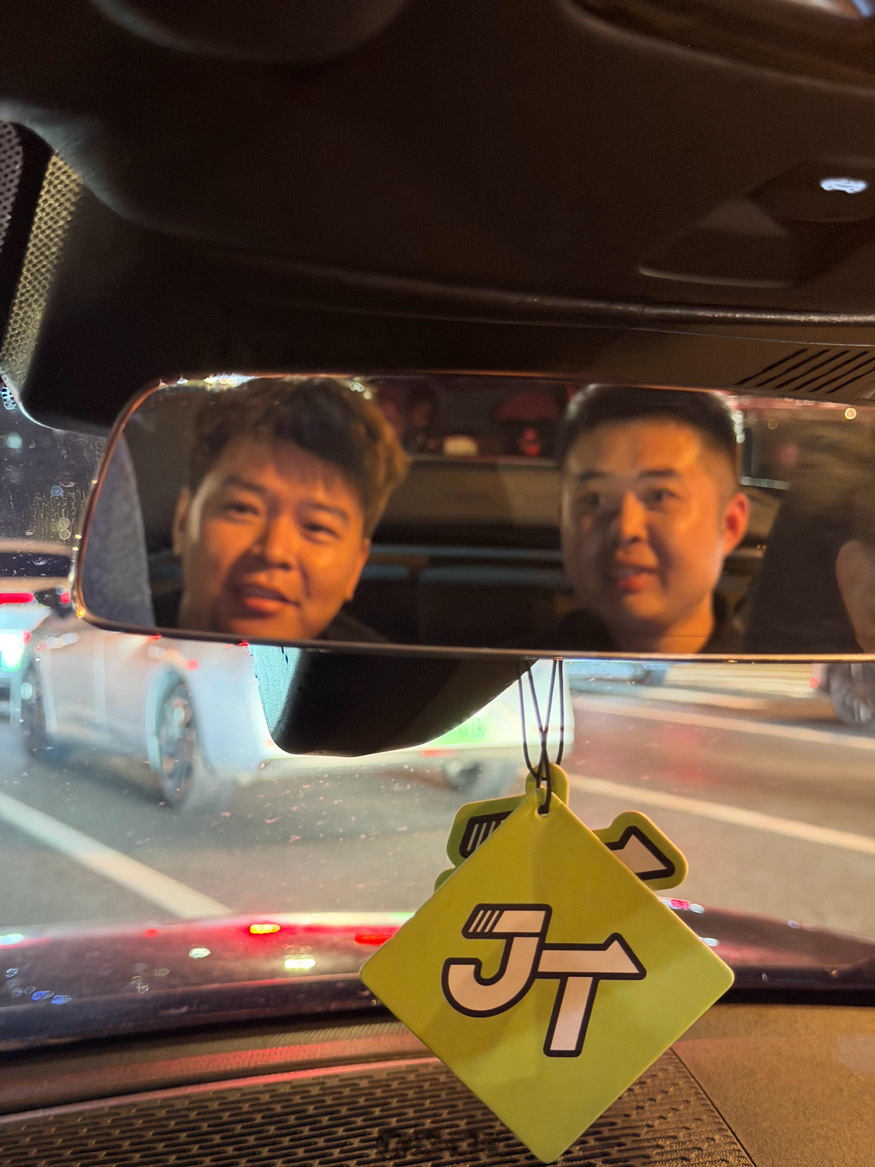 昨晚上先是梦到跟刘亦菲一起吃烤串接着梦到跟Angelababy一起去唱K再然后被