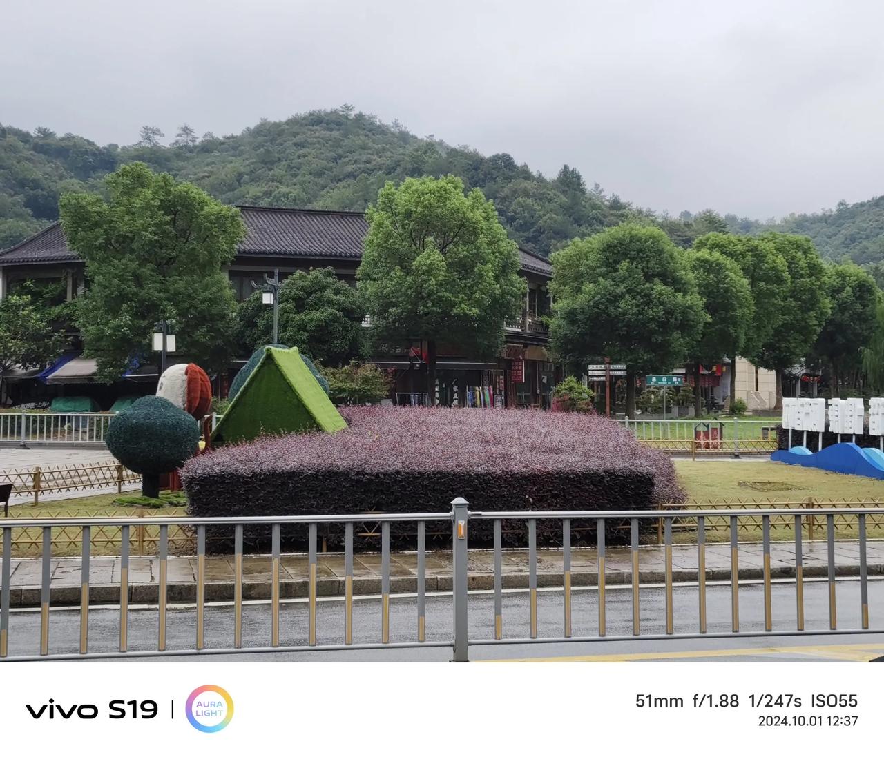 #拍一张秋日景色#
秋色迷人，远处山峦叠翠，绿树成萌，仿古建筑掩隐在绿色环抱之中