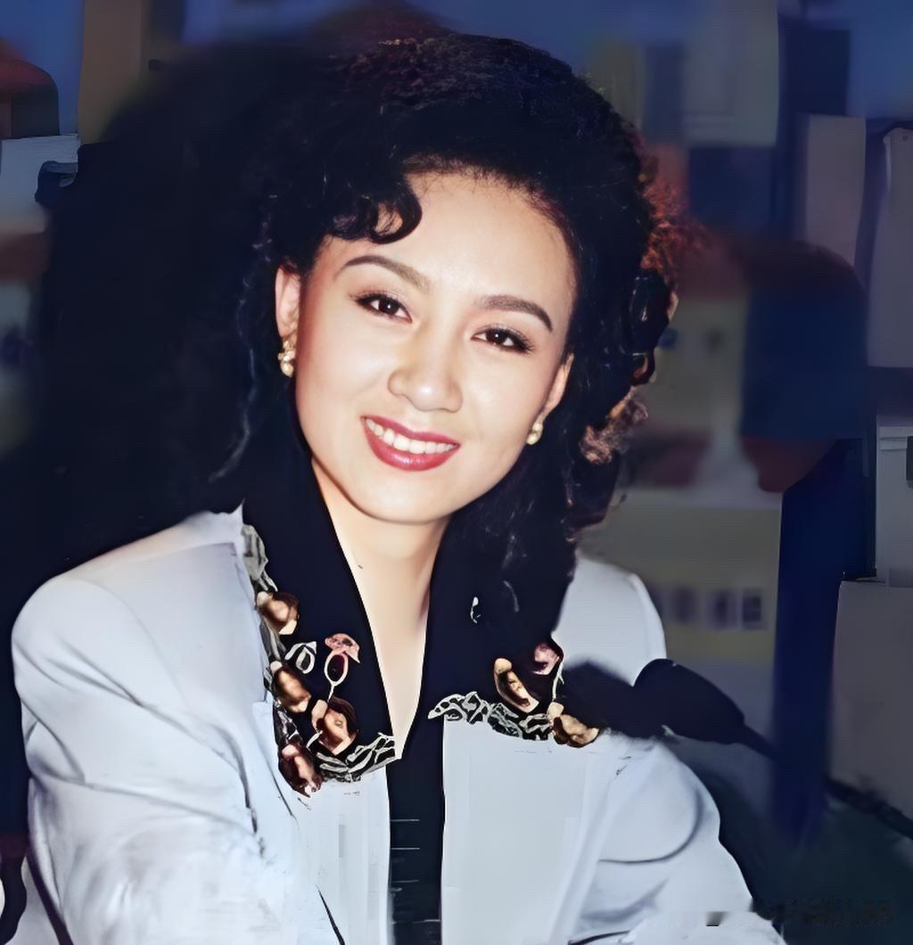 她好美啊，颜值不输周涛和倪萍，辨识度特别高，嘴唇线条优美，整个人状态好，气质仪态