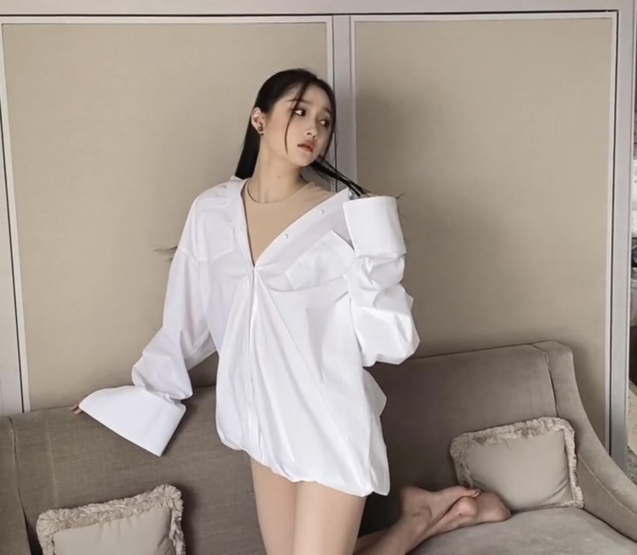 关晓彤这种穿搭，好像没穿裤子一样。曾经的乖乖女，慢慢的向性感道路发展。这种面相穿
