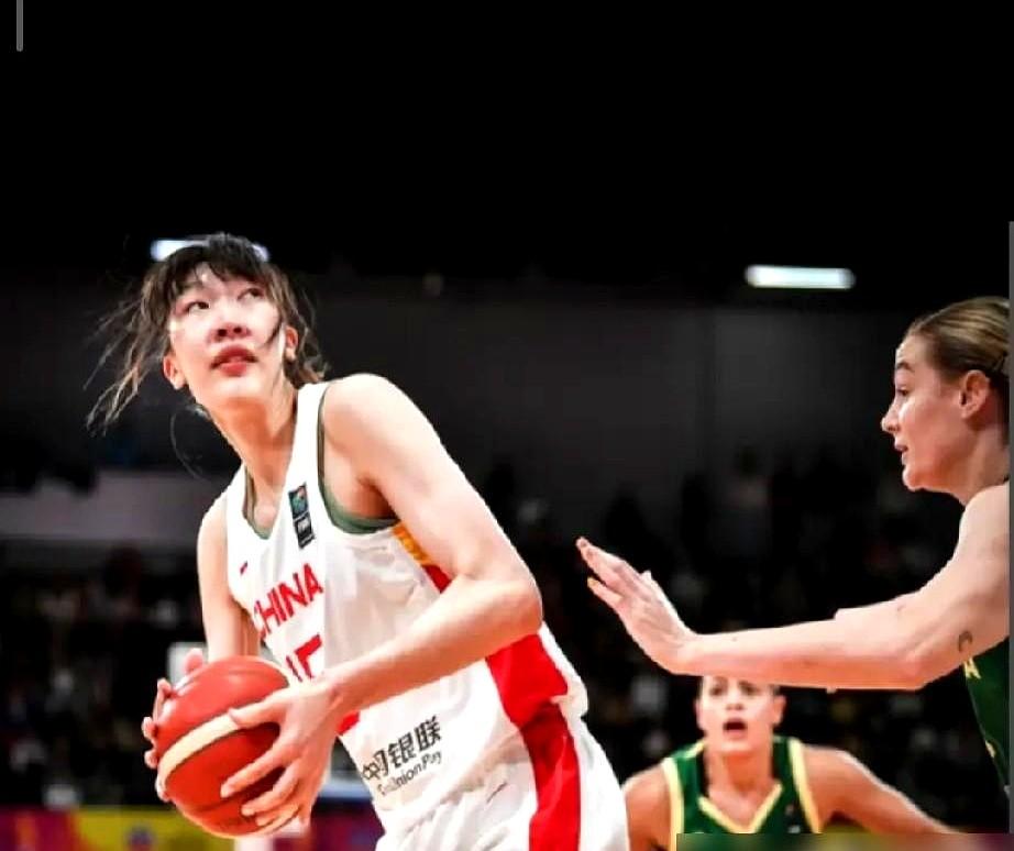 李梦没进国家队，教练被骂上热搜。这事儿，没那么简单。

女篮打法国队，场面看得人