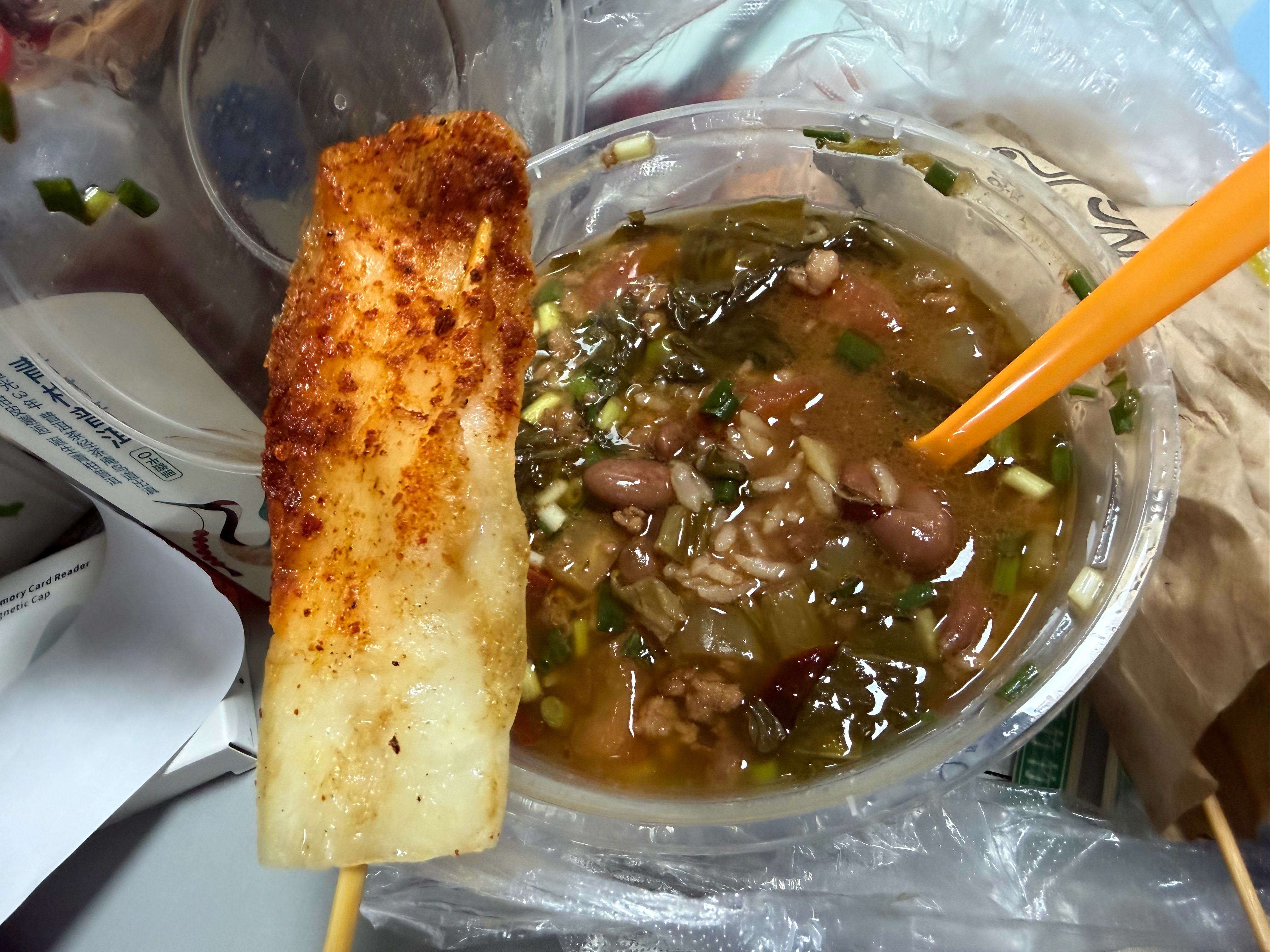 小猴呆の废话真多 这个烤年糕还真拉丝了。。。挺好吃的！酸菜豆米饭也没踩雷就是有点