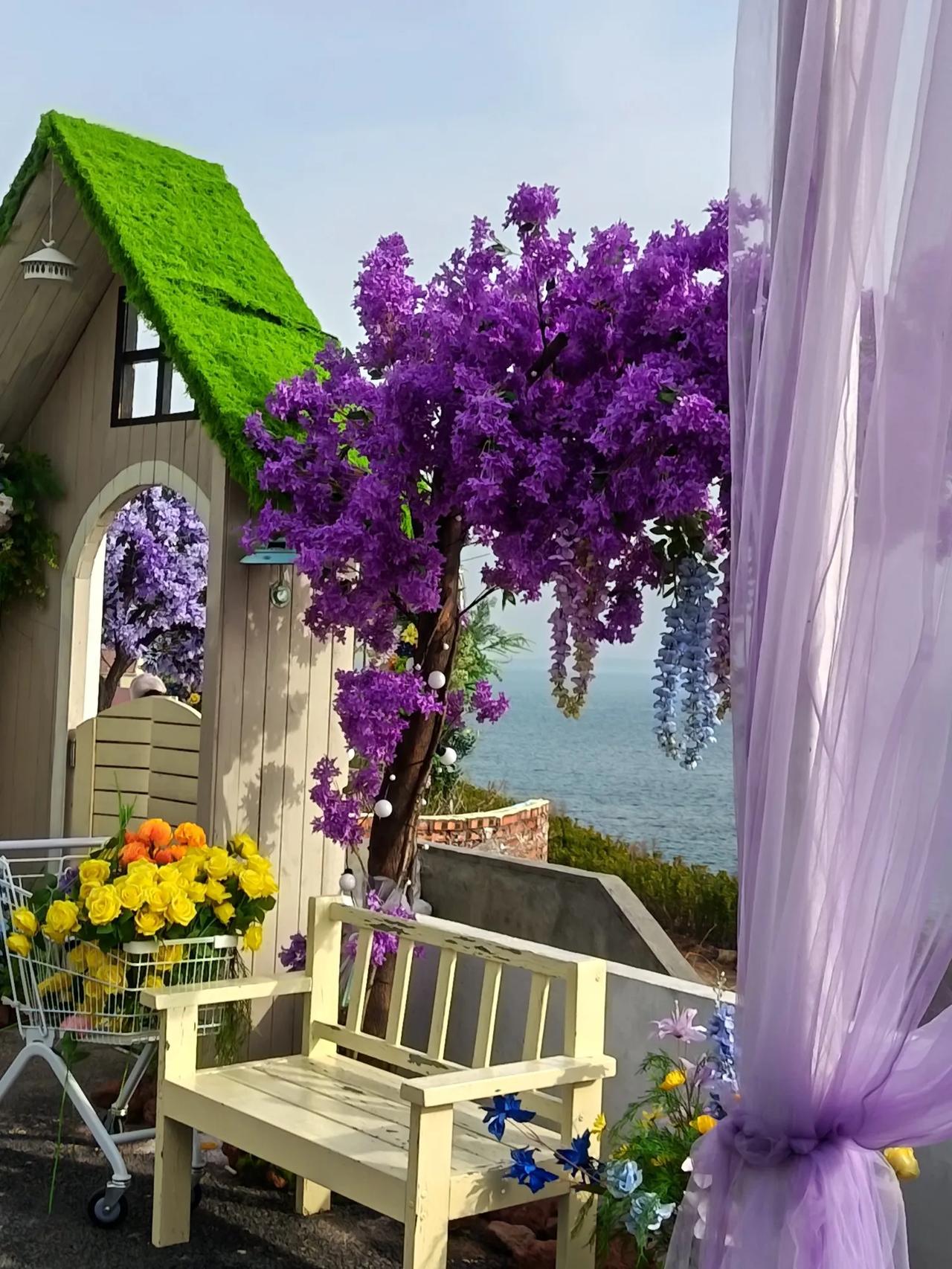 迷迷蒙蒙
漫步人间道场
淤泥生莲
大浪淘沙
风拂着光
雨敲着窗
尘土飞扬
指尖掸