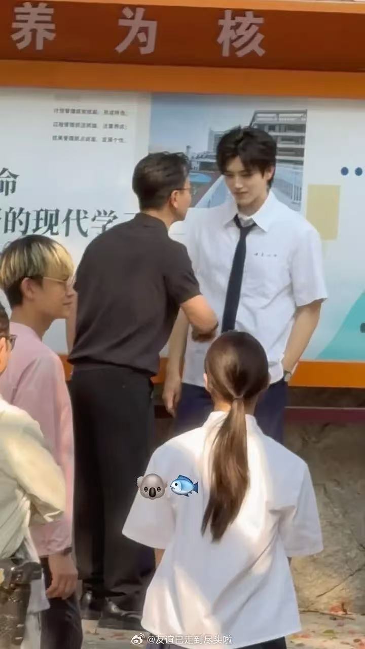 陈飞宇见春天校服造型路透陈飞宇魏清越校服路透 哇趣！陈飞宇见春天校服造型路透有～