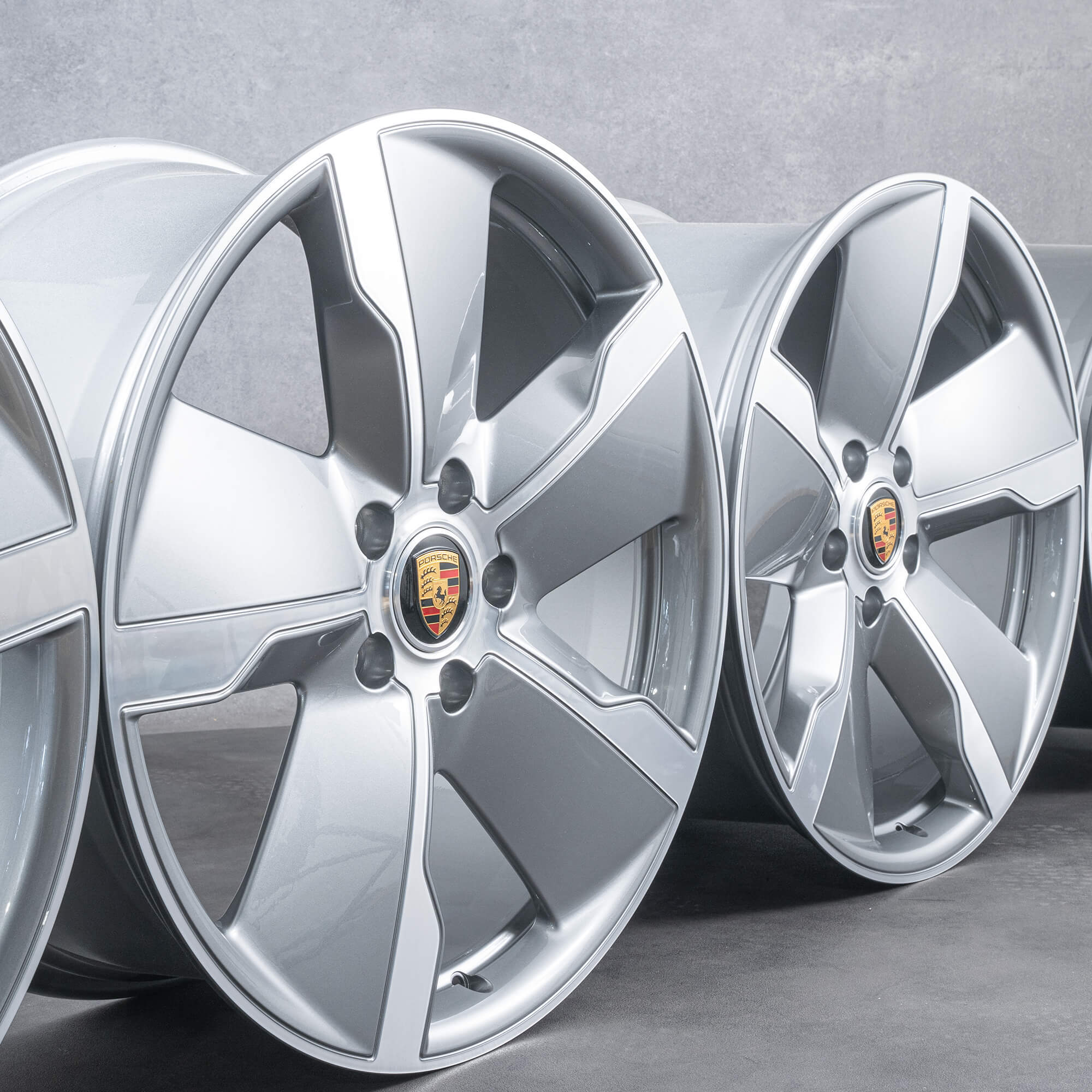 这种刀片式风格的五辐轮辋， 最早随第一代 Porsche  Taycan 出现。