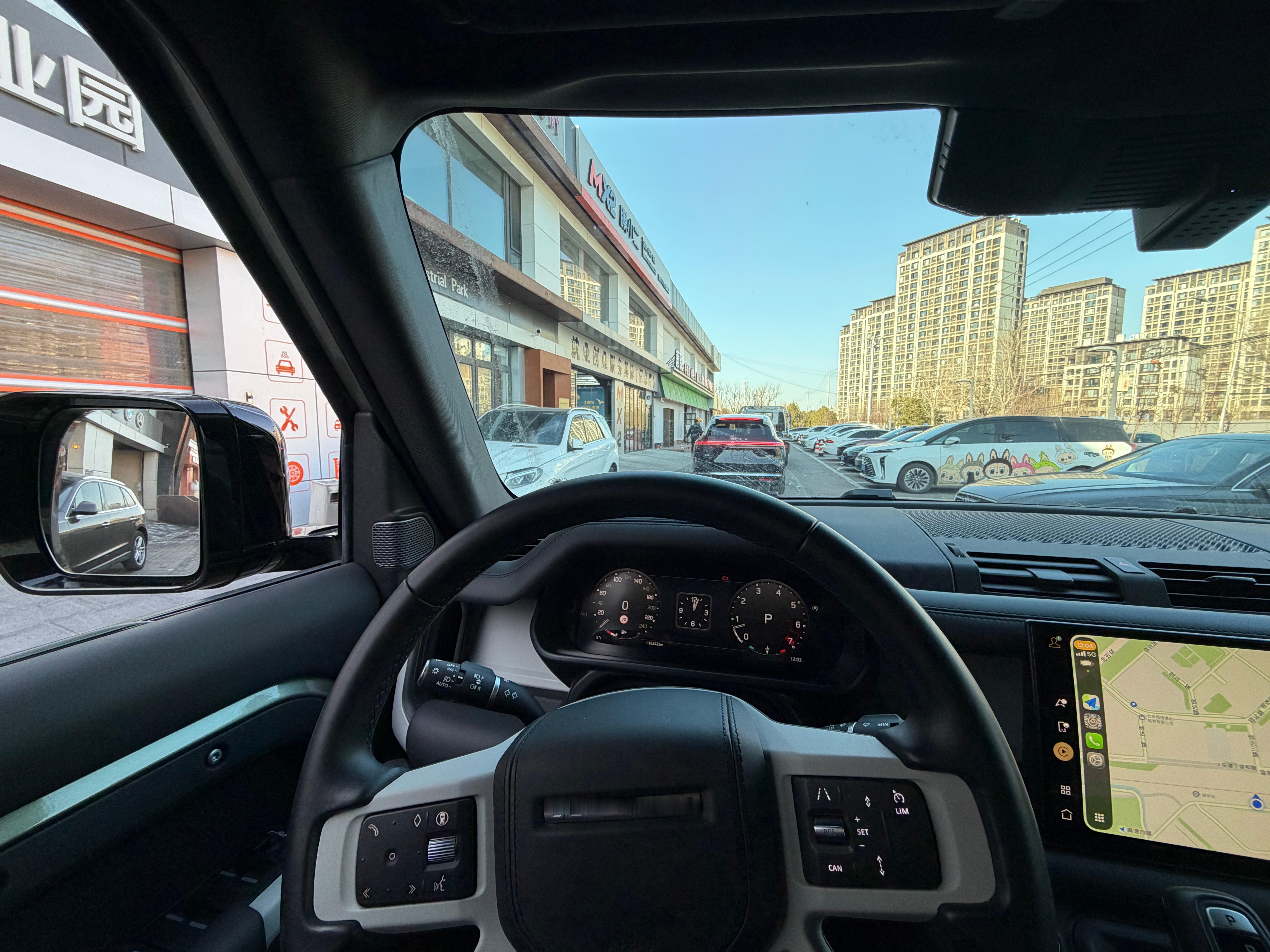 回店里给卫士🚗做个保养～所有家庭成员一起，喜迎新年～🎊🎊🎊