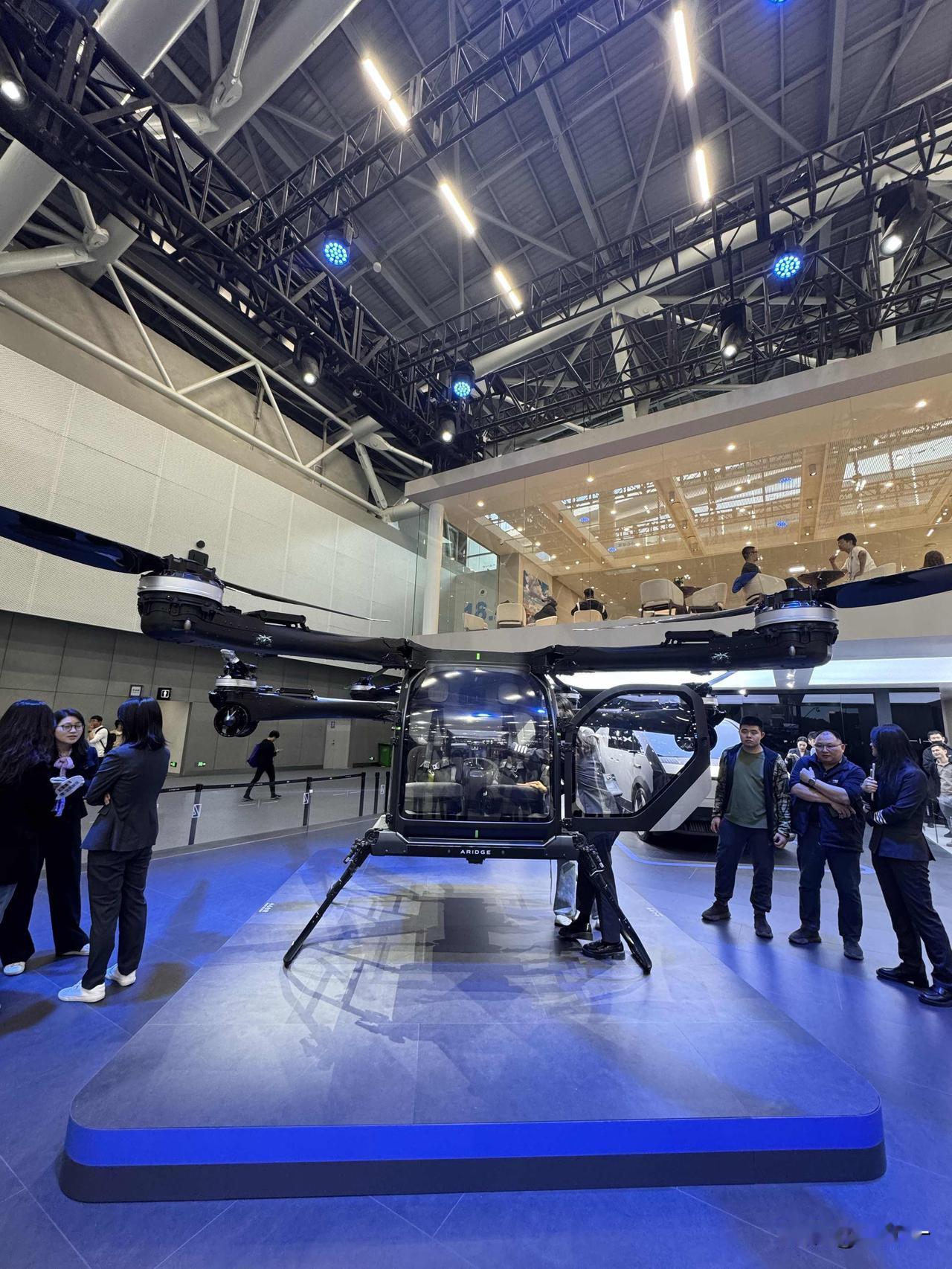 小鹏汇天首款量产飞行汽车“陆地航母”预计售价不超过200万元，计划2026年正式