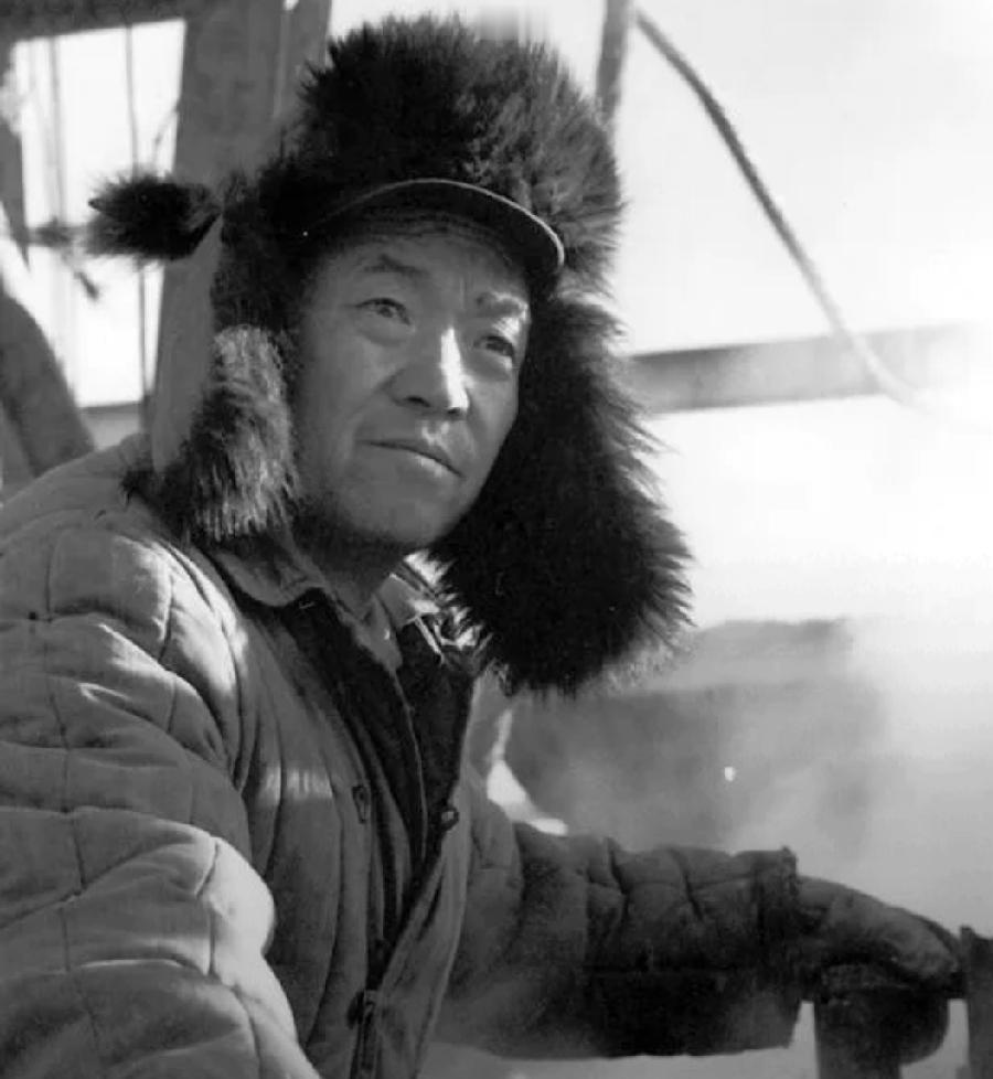 1970年的冬天特别冷，
铁人王进喜带着一身病，
还是来到了江汉油田。
肝区疼得