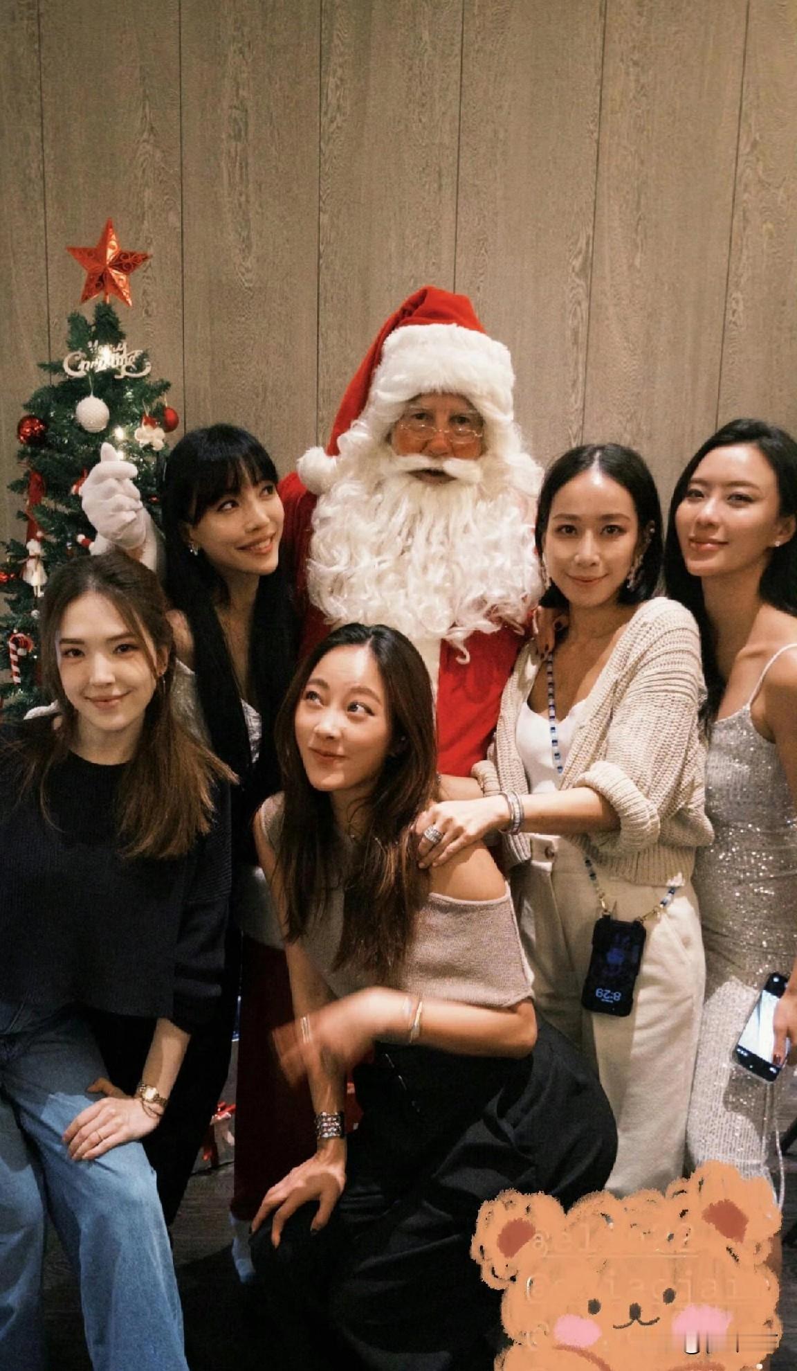 邱泽妻子许玮甯和王力宏前妻李靓蕾一起过圣诞，许久不见的李靓蕾多了刘海后看上去也是