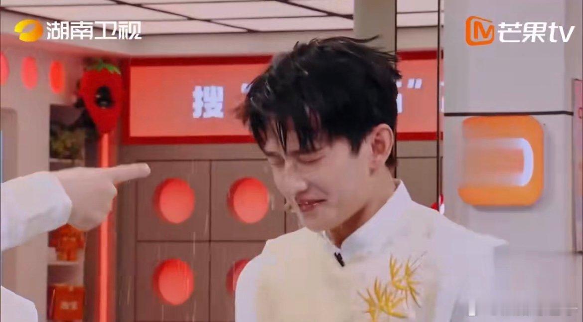 丁程鑫泼杨洋 看丁程鑫用 “水巴掌” 给杨洋来个大突袭，游戏氛围燃爆。精彩尽在今