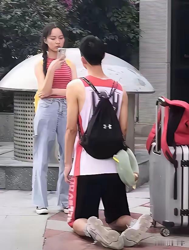换我女儿遇到这样的，我会让我女儿赶紧跑，手机号换了，住的地方搬了，这样在大街上就