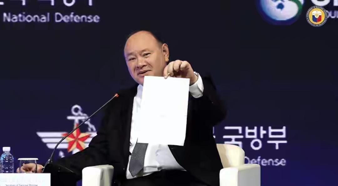 被中国制裁全家的菲防长，在韩国会场突然掏出纸条，当众挑衅中国。现场气氛瞬间紧绷，