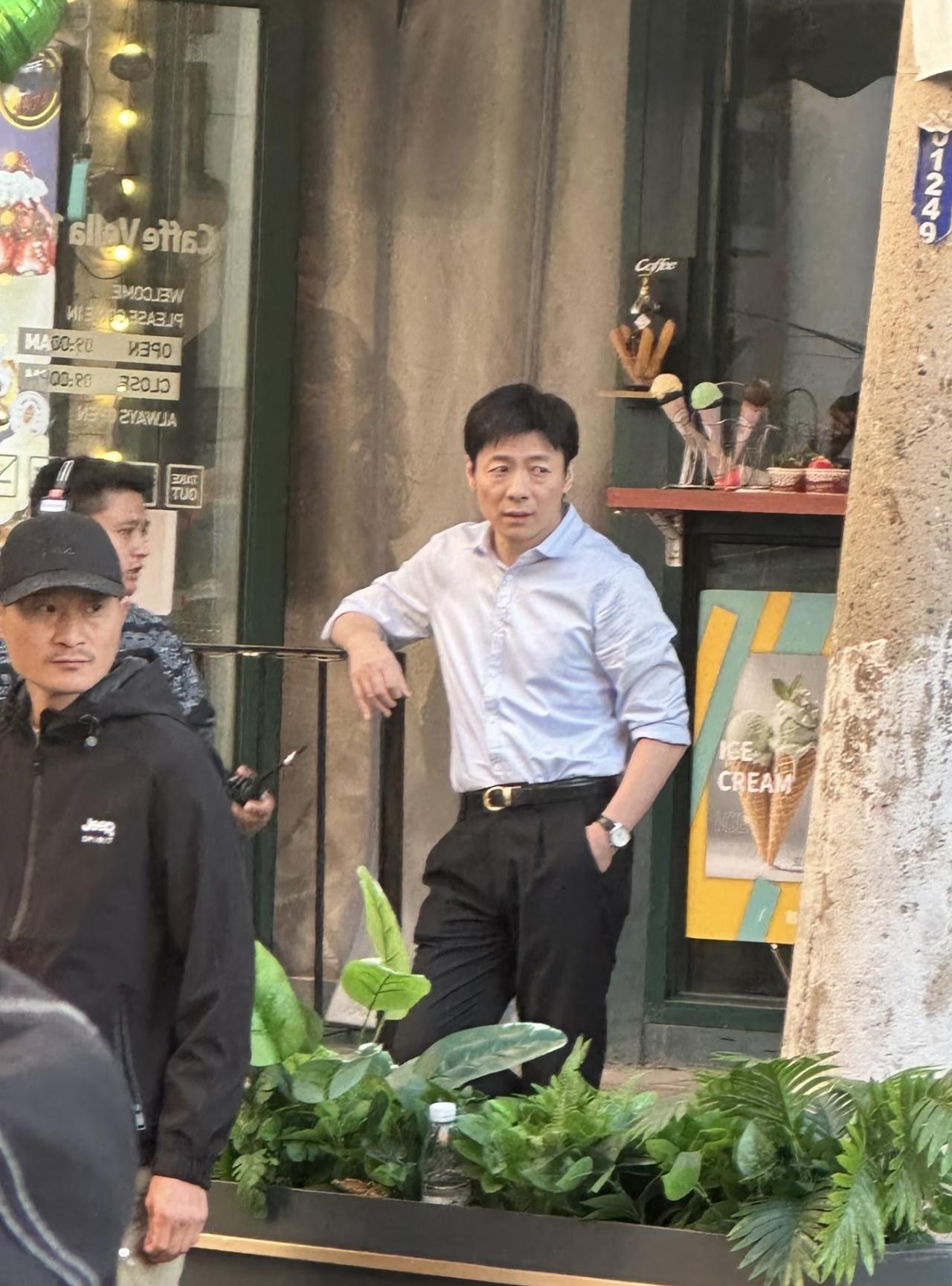 9月17日，有位网友在沈阳偶遇祖峰，他现身西塔的画面。

祖峰是一位实力派演员，