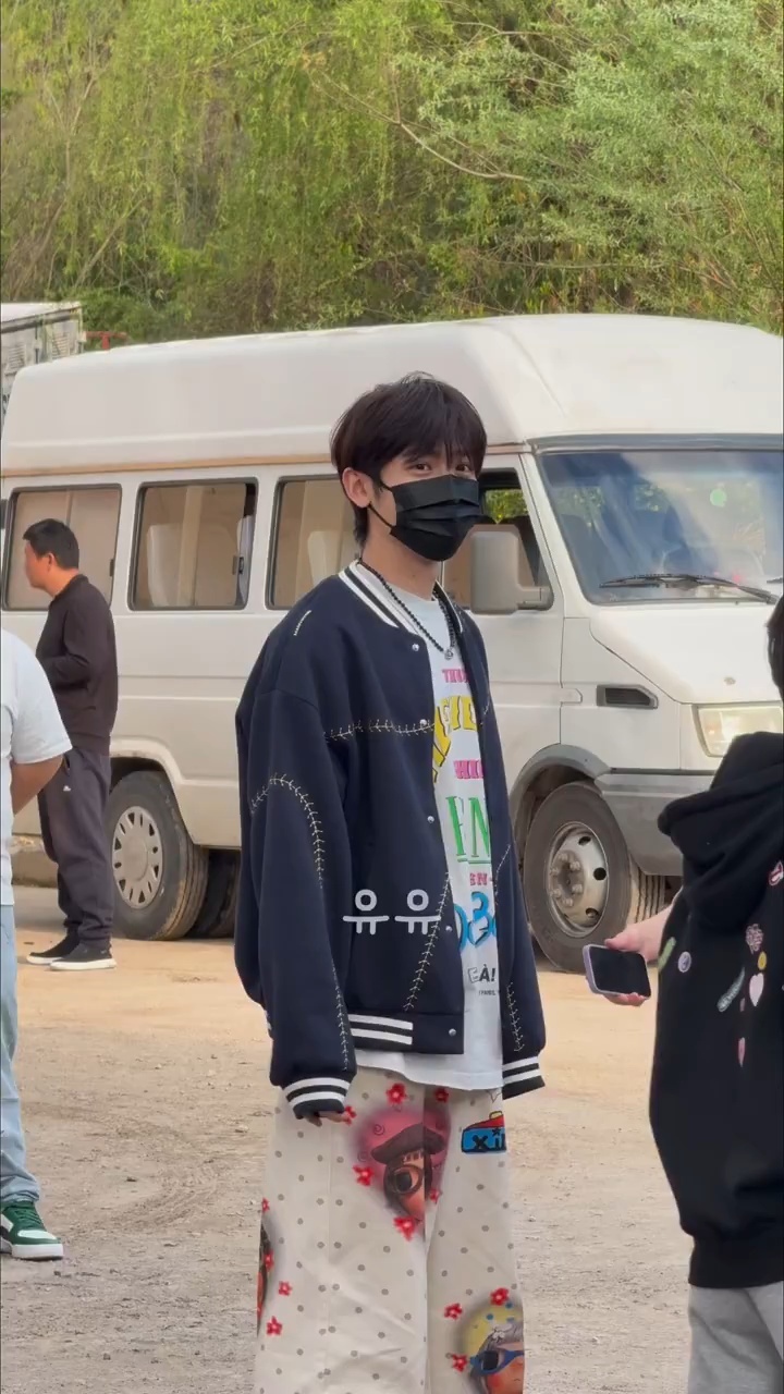 李卿去《归鸾》剧组探班张凌赫啦！李卿探班张凌赫